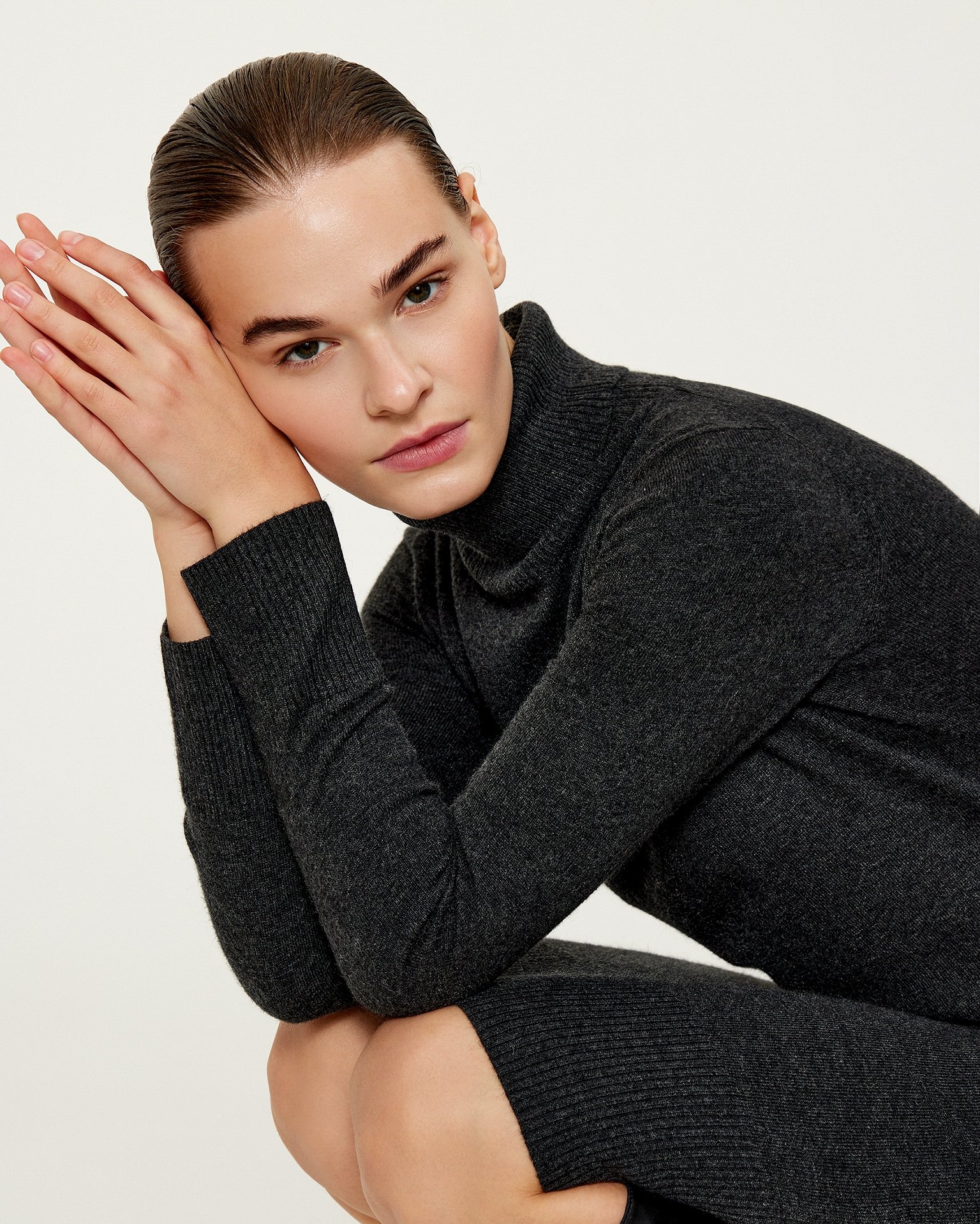 Трикотажное платье в графитовом цвете