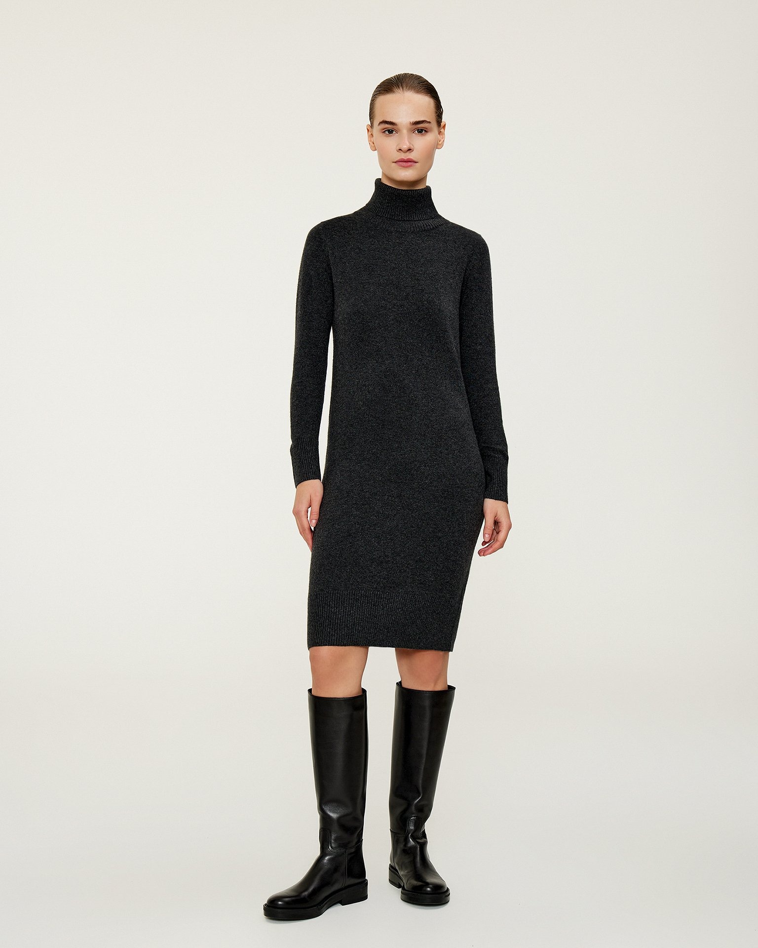 Трикотажное платье в графитовом цвете