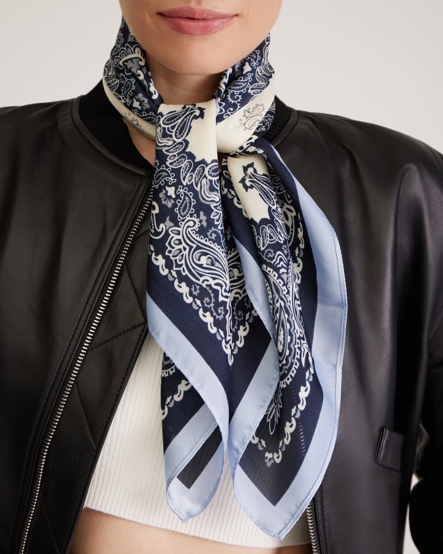 Атласный платок с принтом