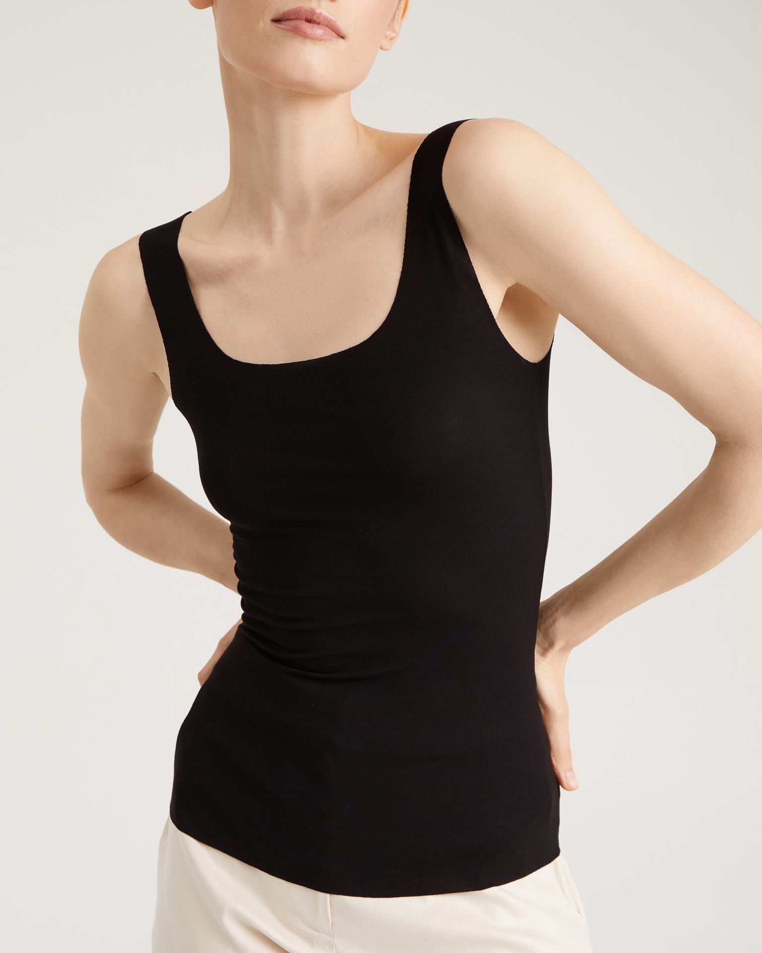 Майка из тонкого трикотажа в черном цвете