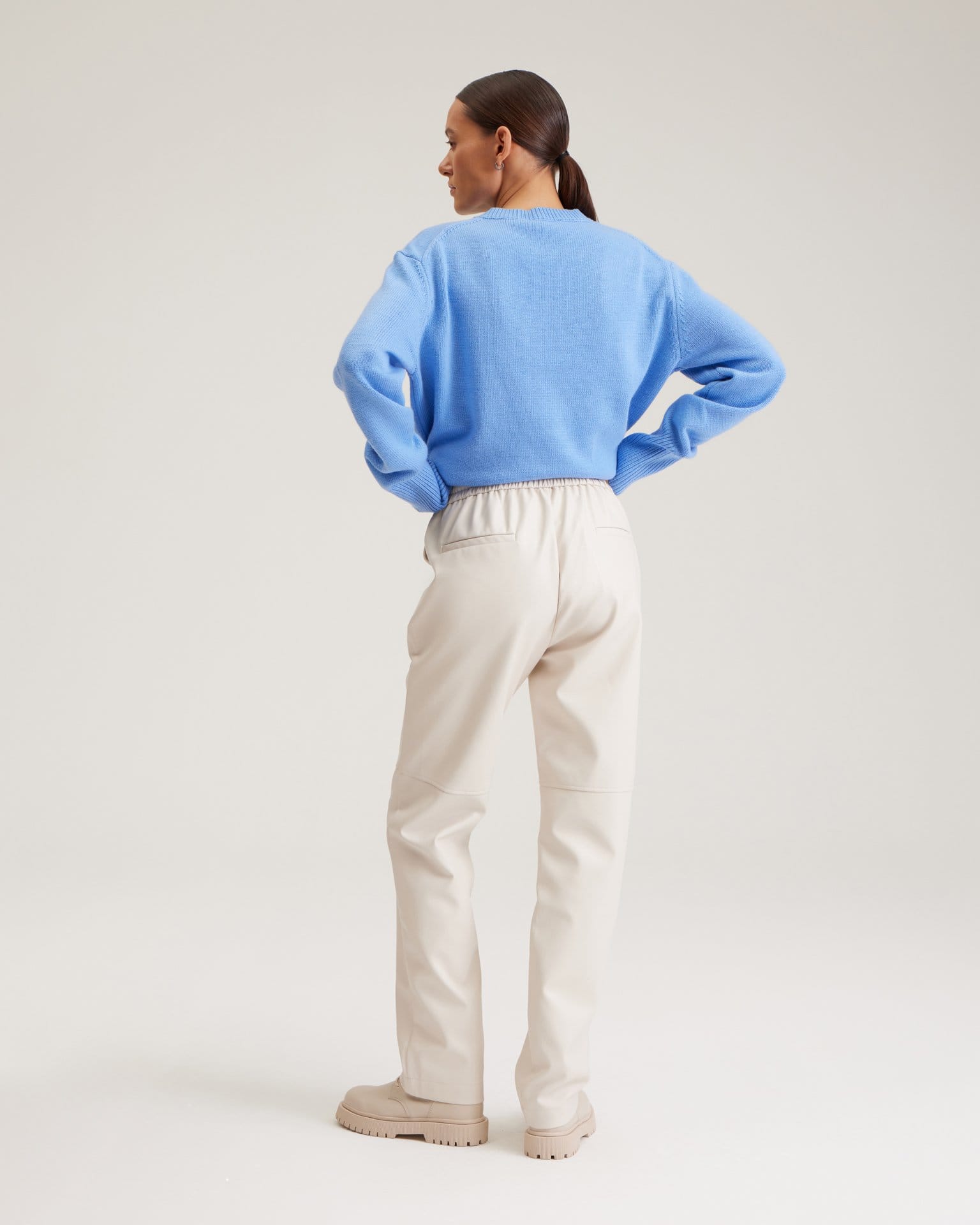 Молочные брюки из эко-кожи