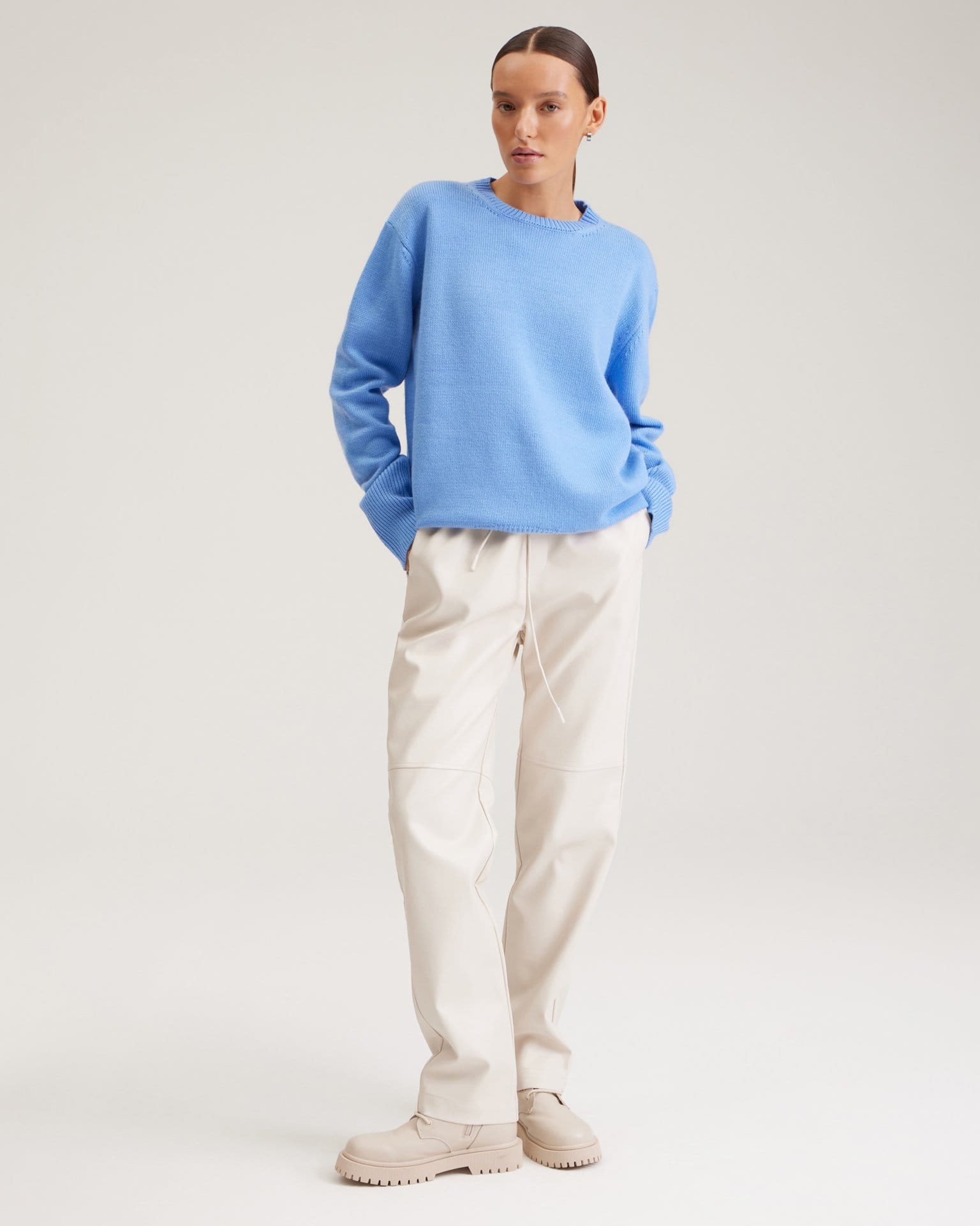 Молочные брюки из эко-кожи