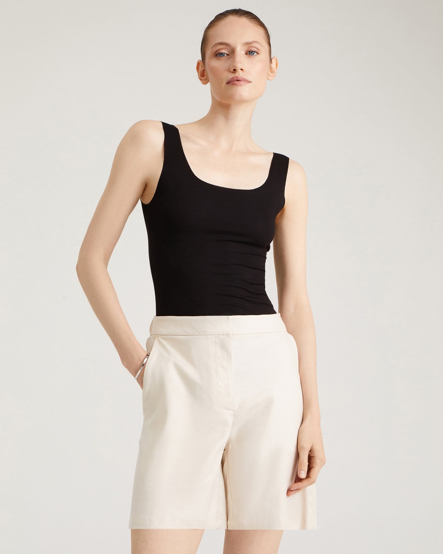 Майка из тонкого трикотажа в черном цвете