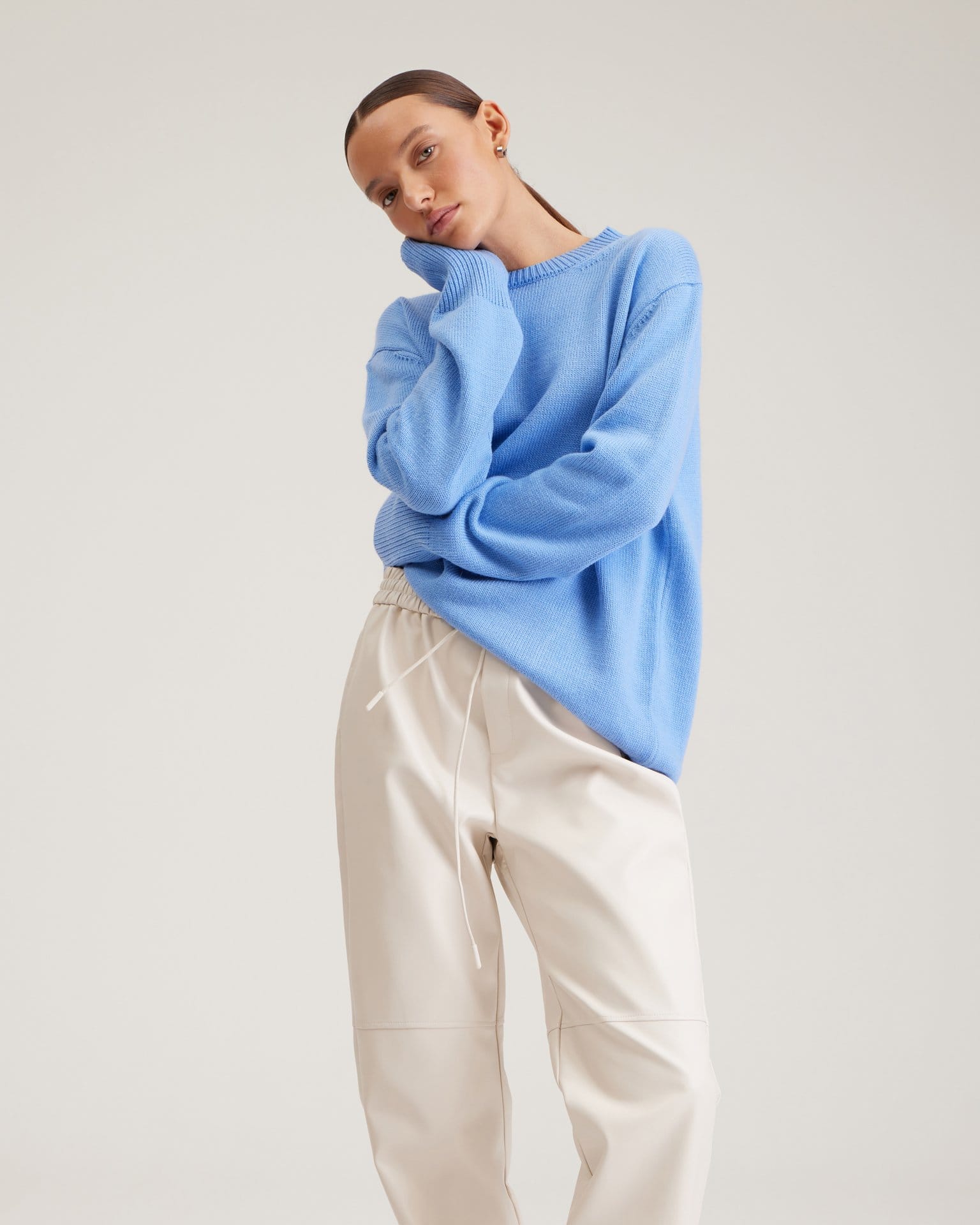 Молочные брюки из эко-кожи