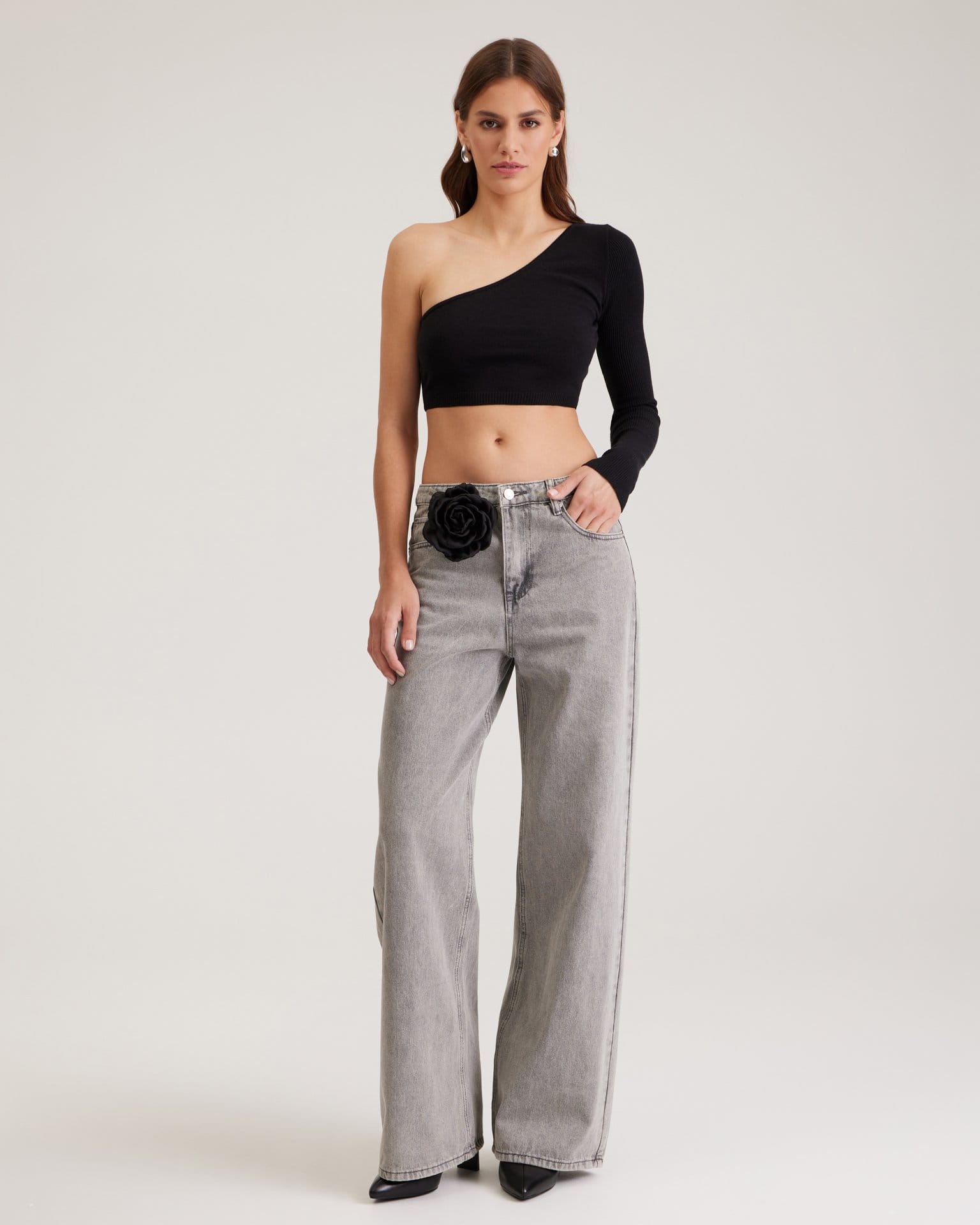 Широкие джинсы в сером цвете