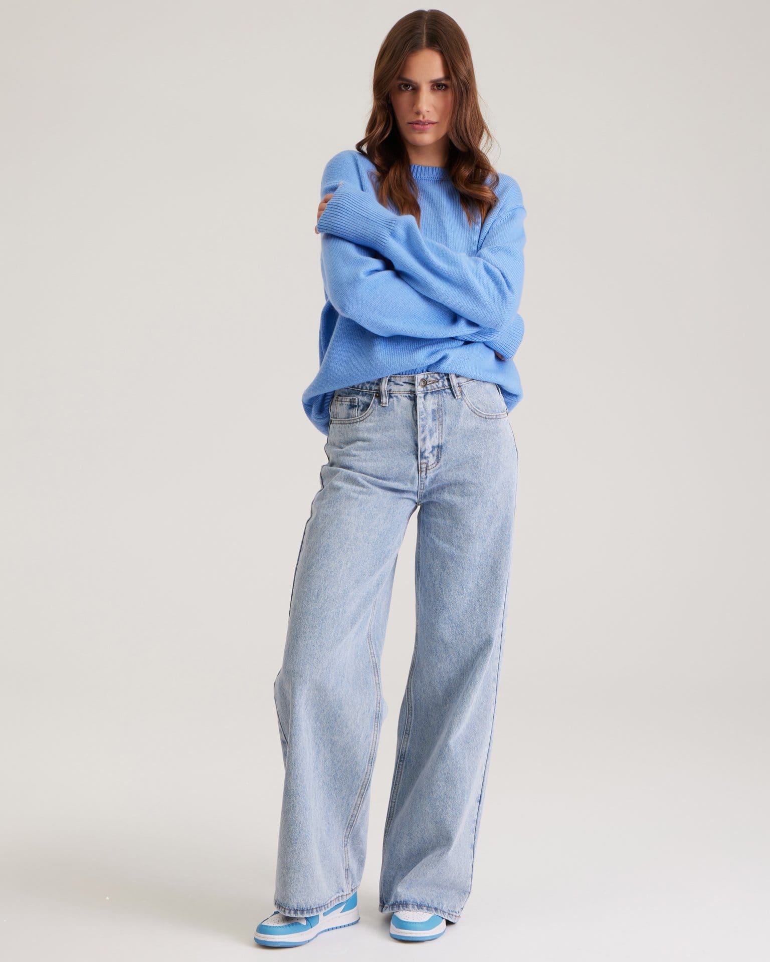 Широкие джинсы в голубом цвете