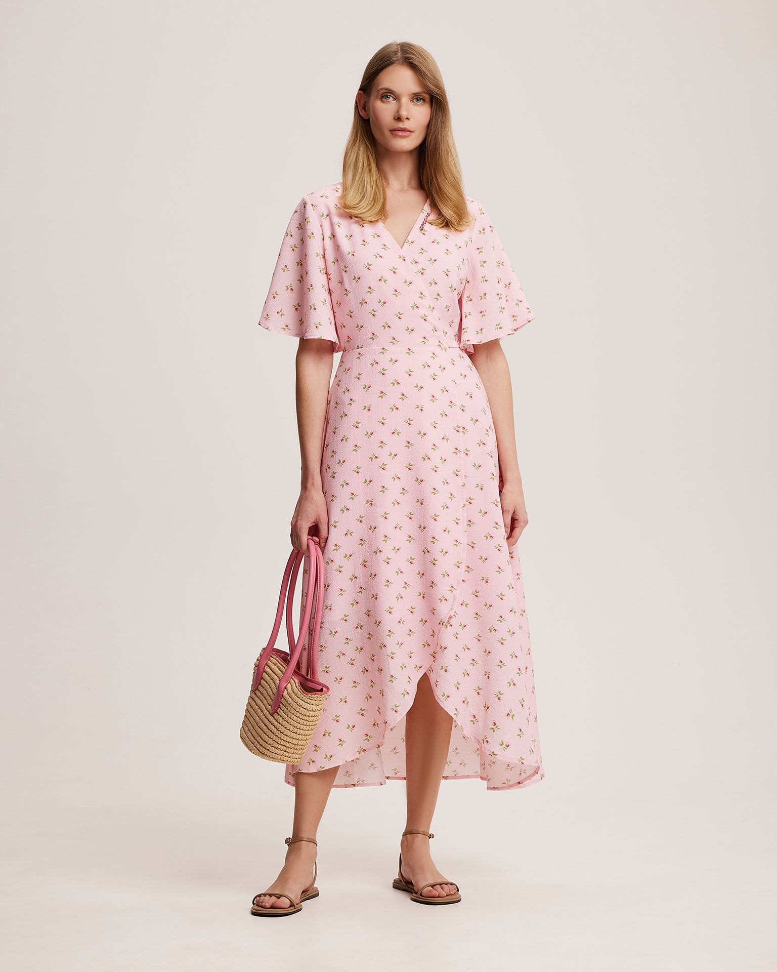 Нежно-розовое платье