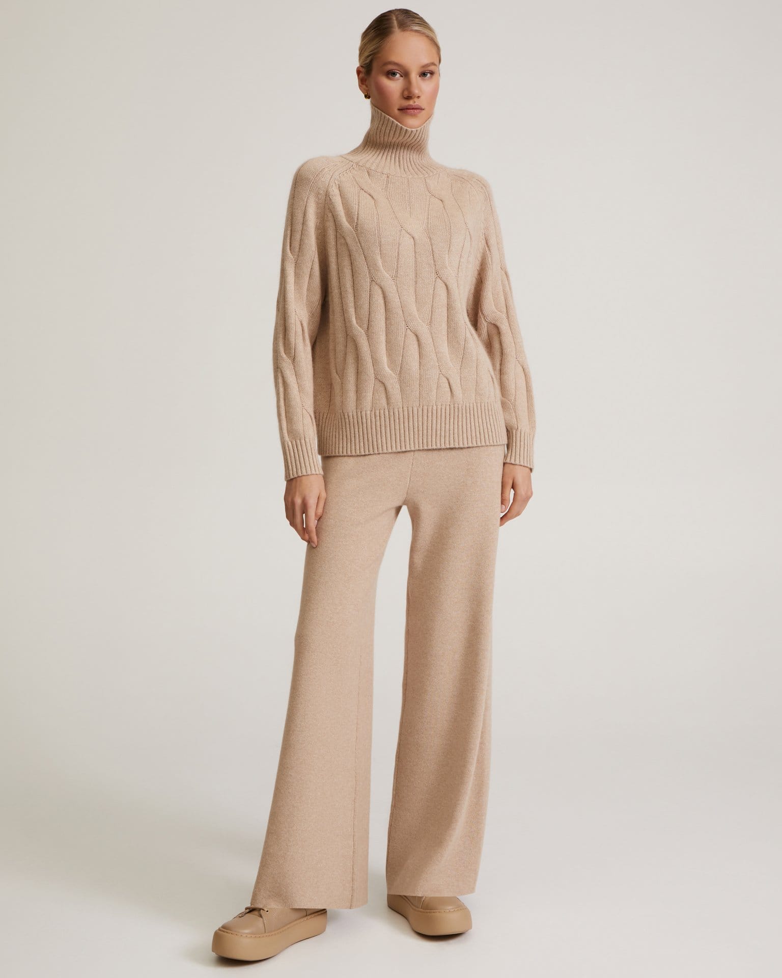 Костюм с косами в бежевом цвете