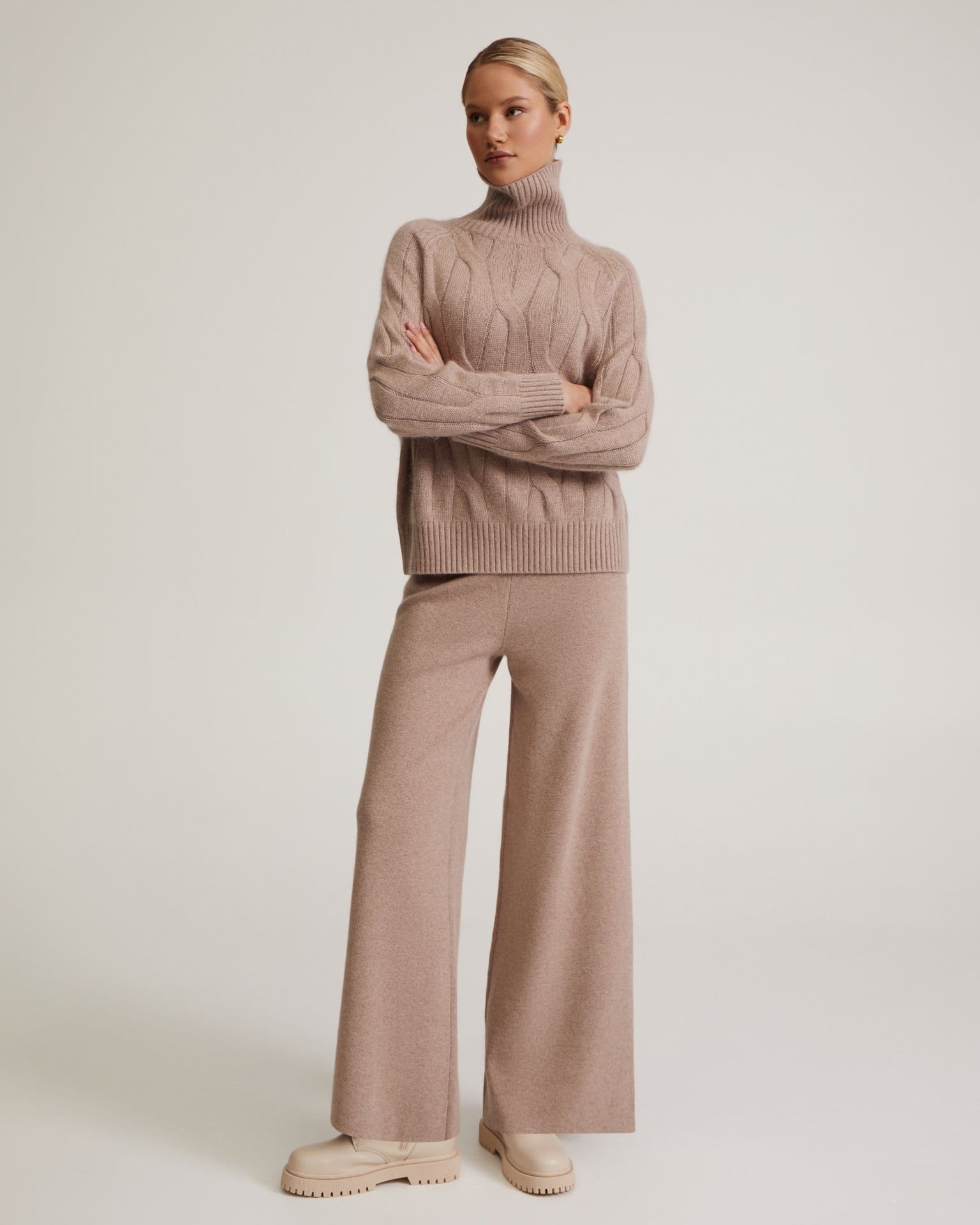 Костюм с косами в пудровом цвете