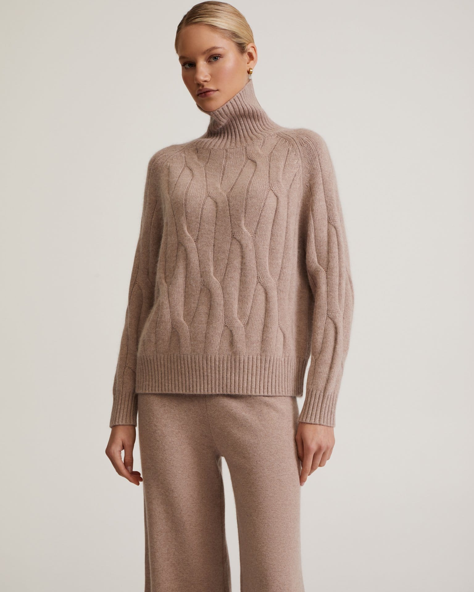 Костюм с косами в пудровом цвете