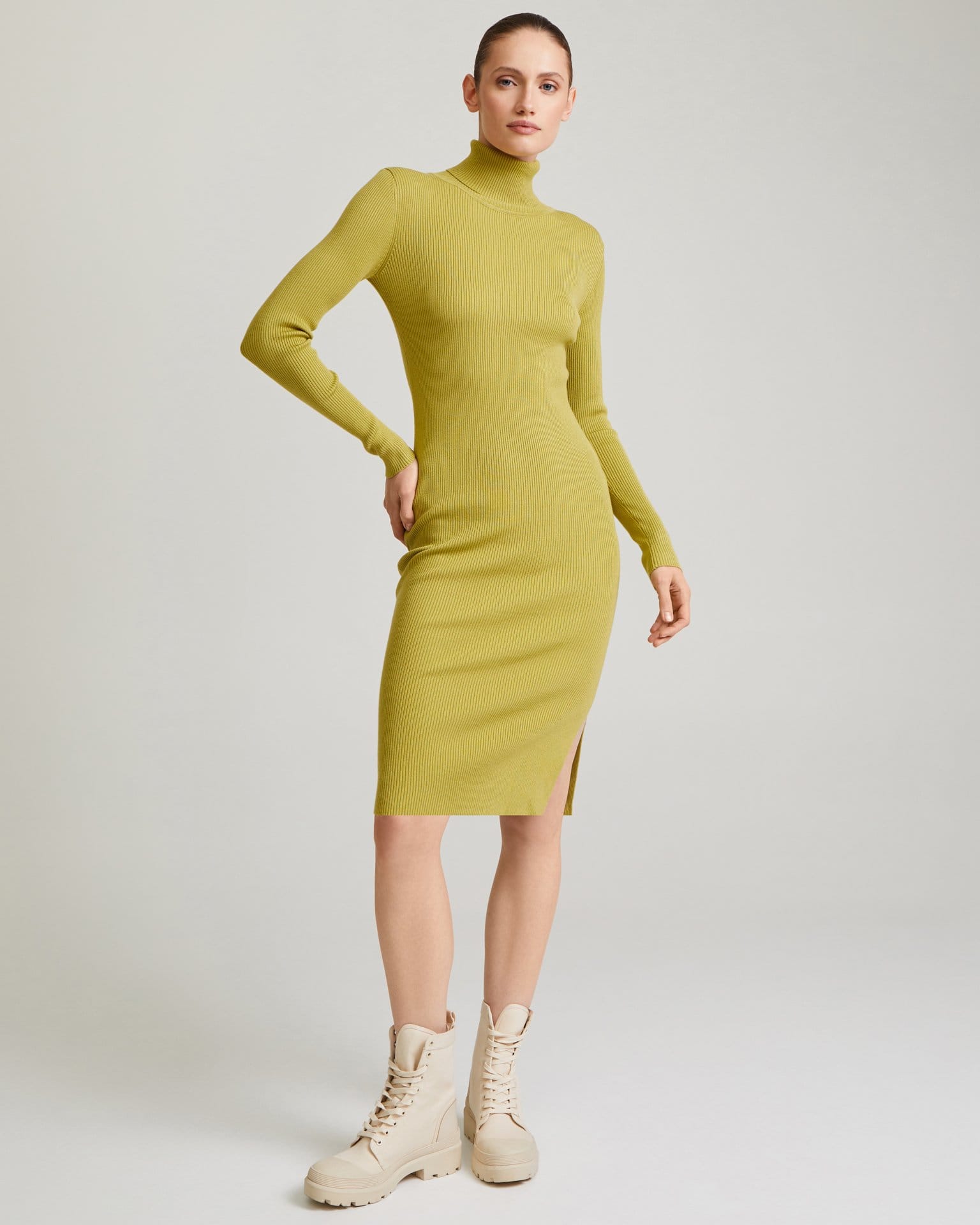 Трикотажное платье в оливковом цвете