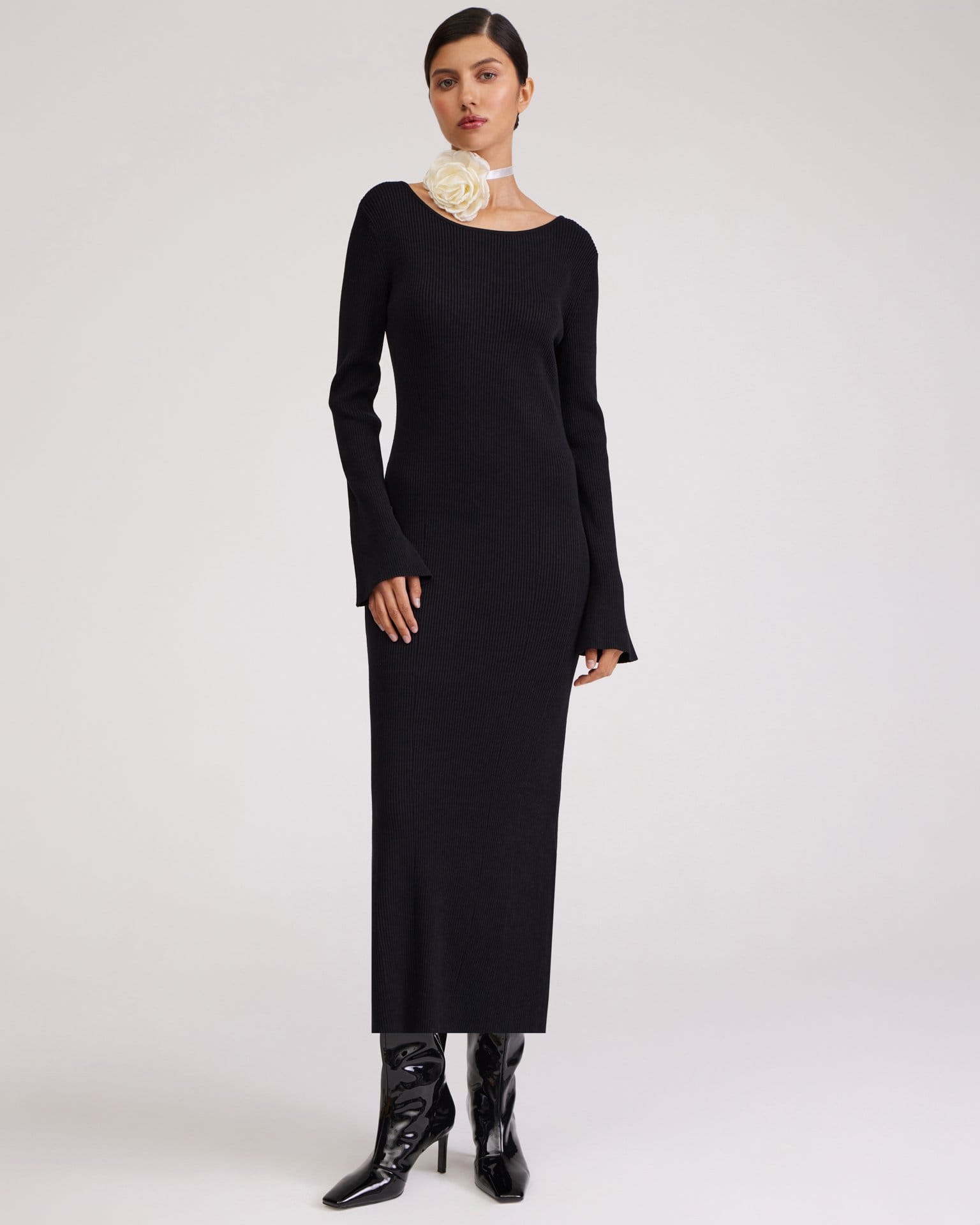 Облегающее черное платье