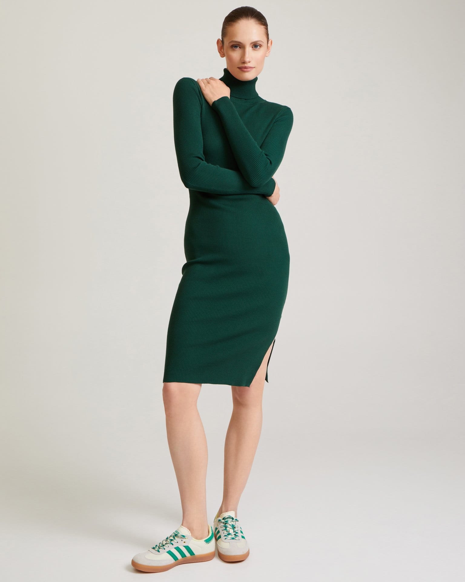 Трикотажное платье в изумрудном цвете