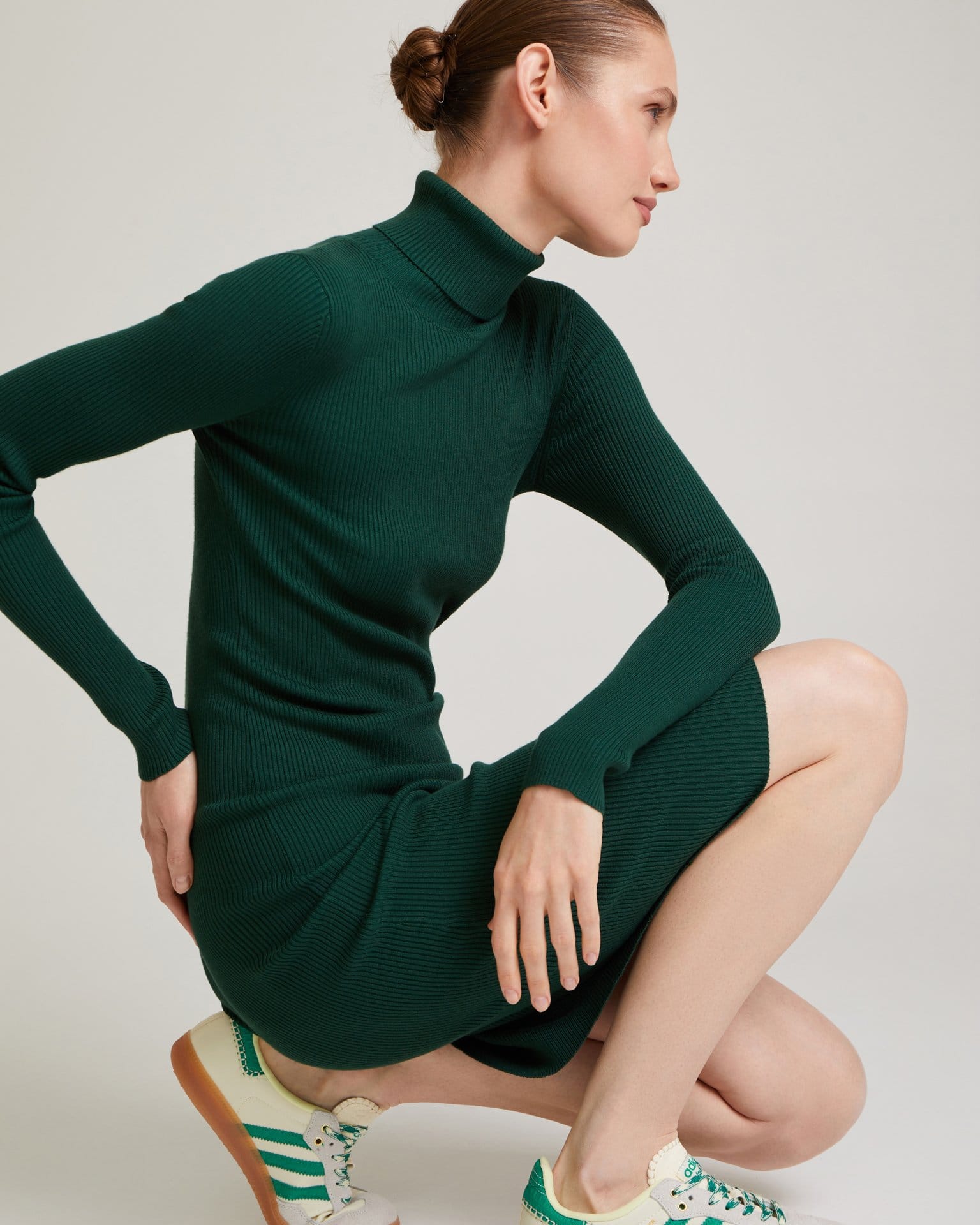 Трикотажное платье в изумрудном цвете