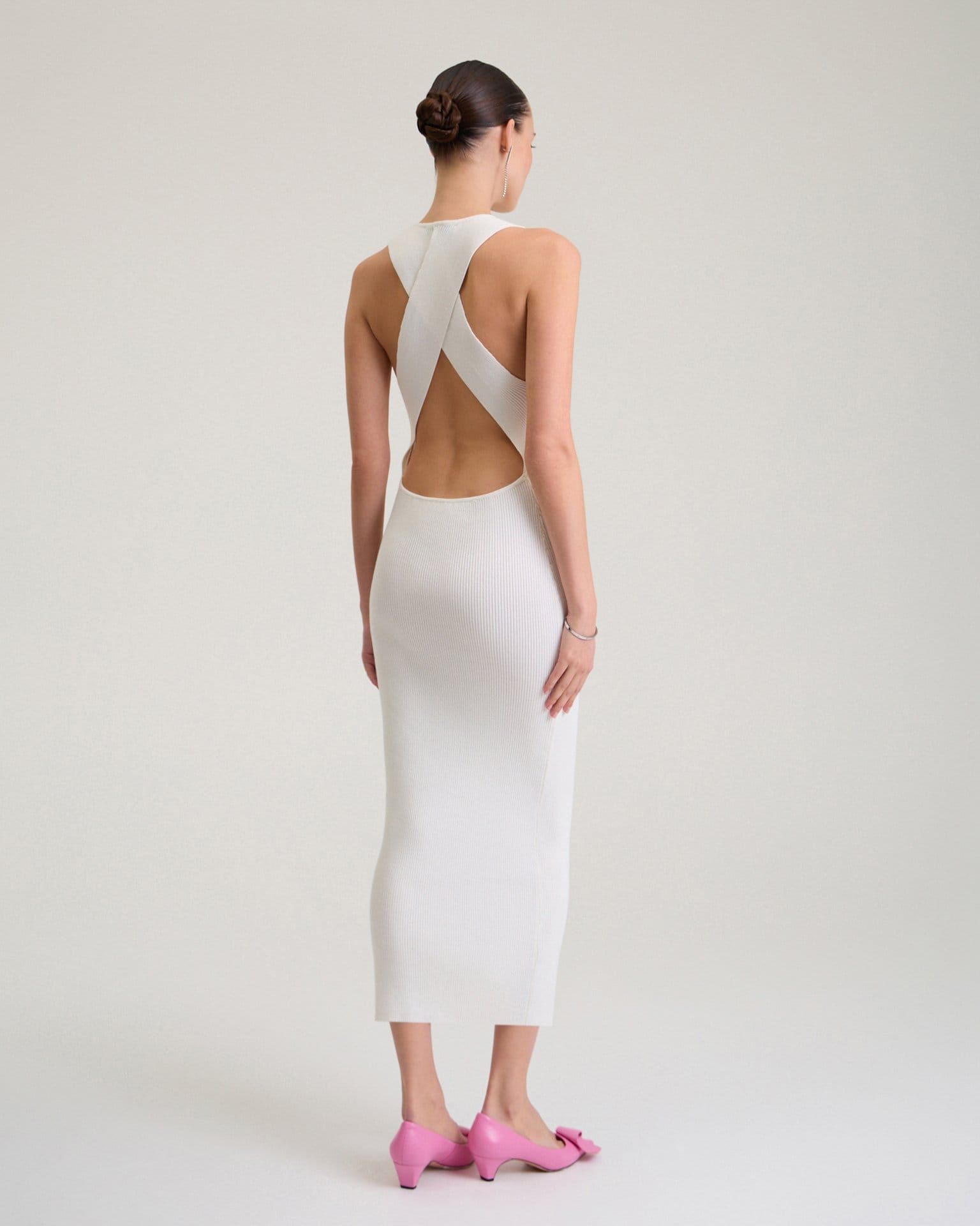 Платье с открытой спиной в белом цвете