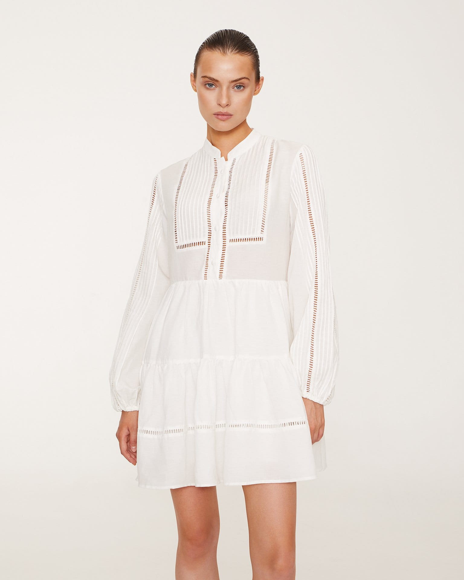 Льняное платье в белом цвете