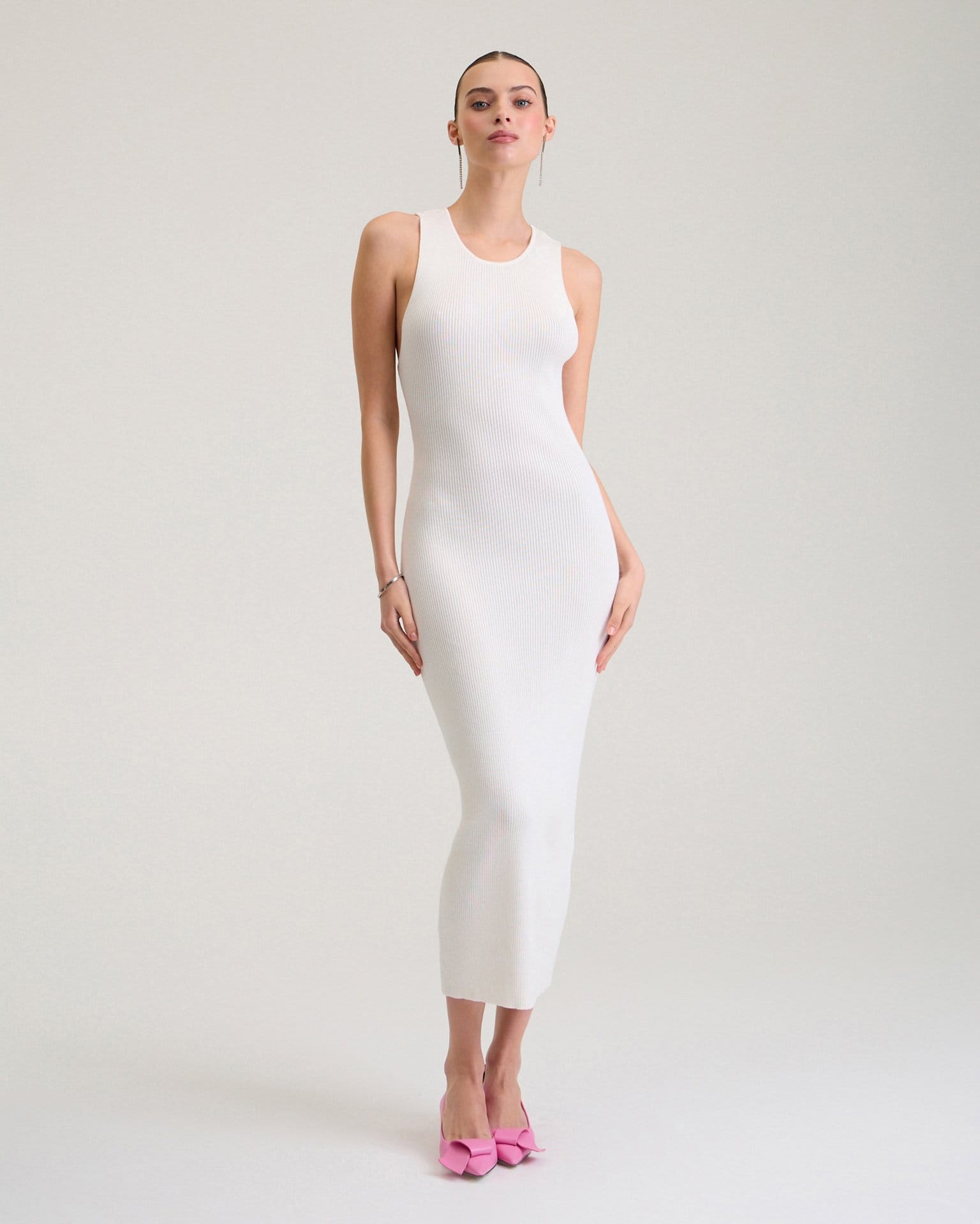 Платье с открытой спиной в белом цвете