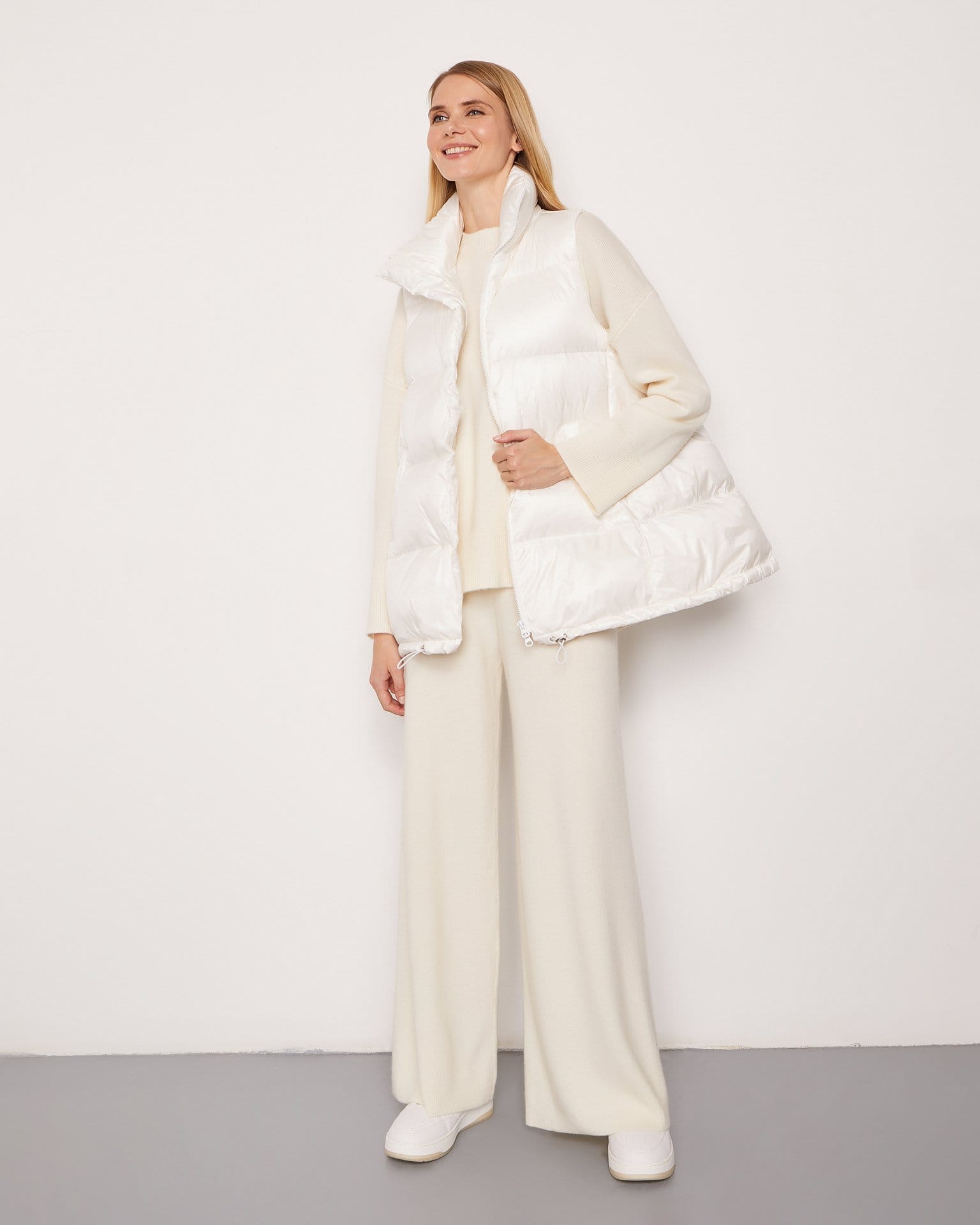 Жилет на основе пуха и пера в белом цвете