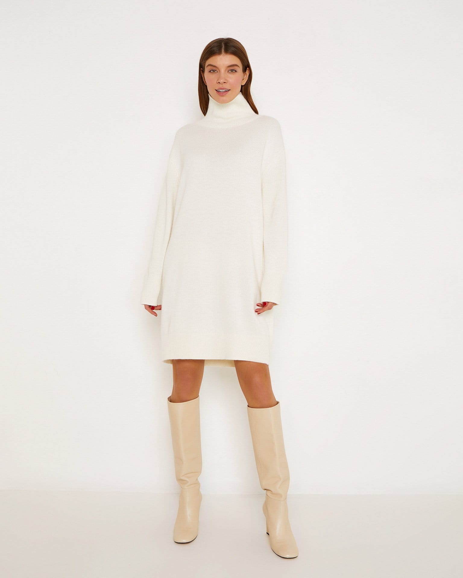 Платье-джемпер в белом цвете