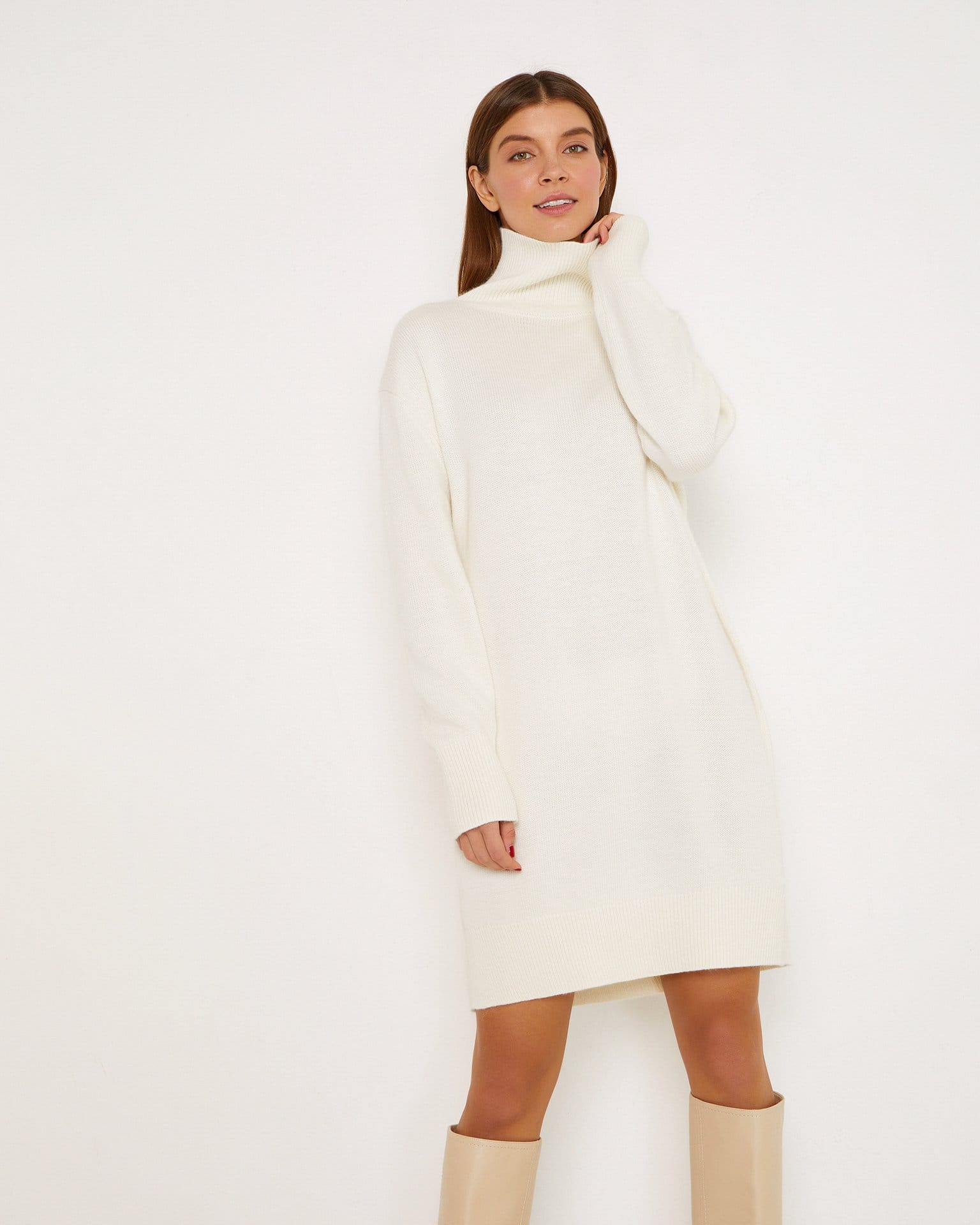 Платье-джемпер в белом цвете