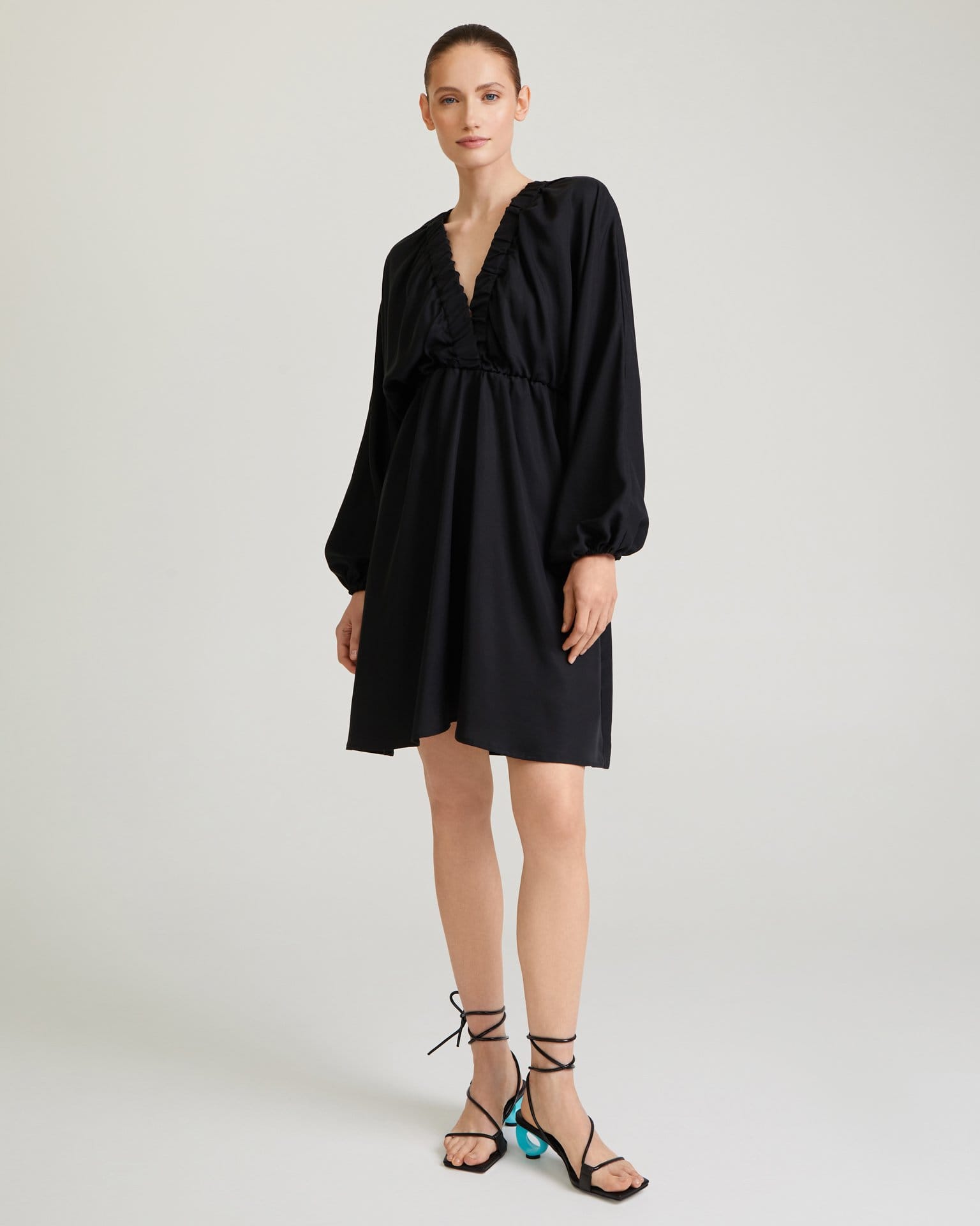 Летнее платье в черном цвете