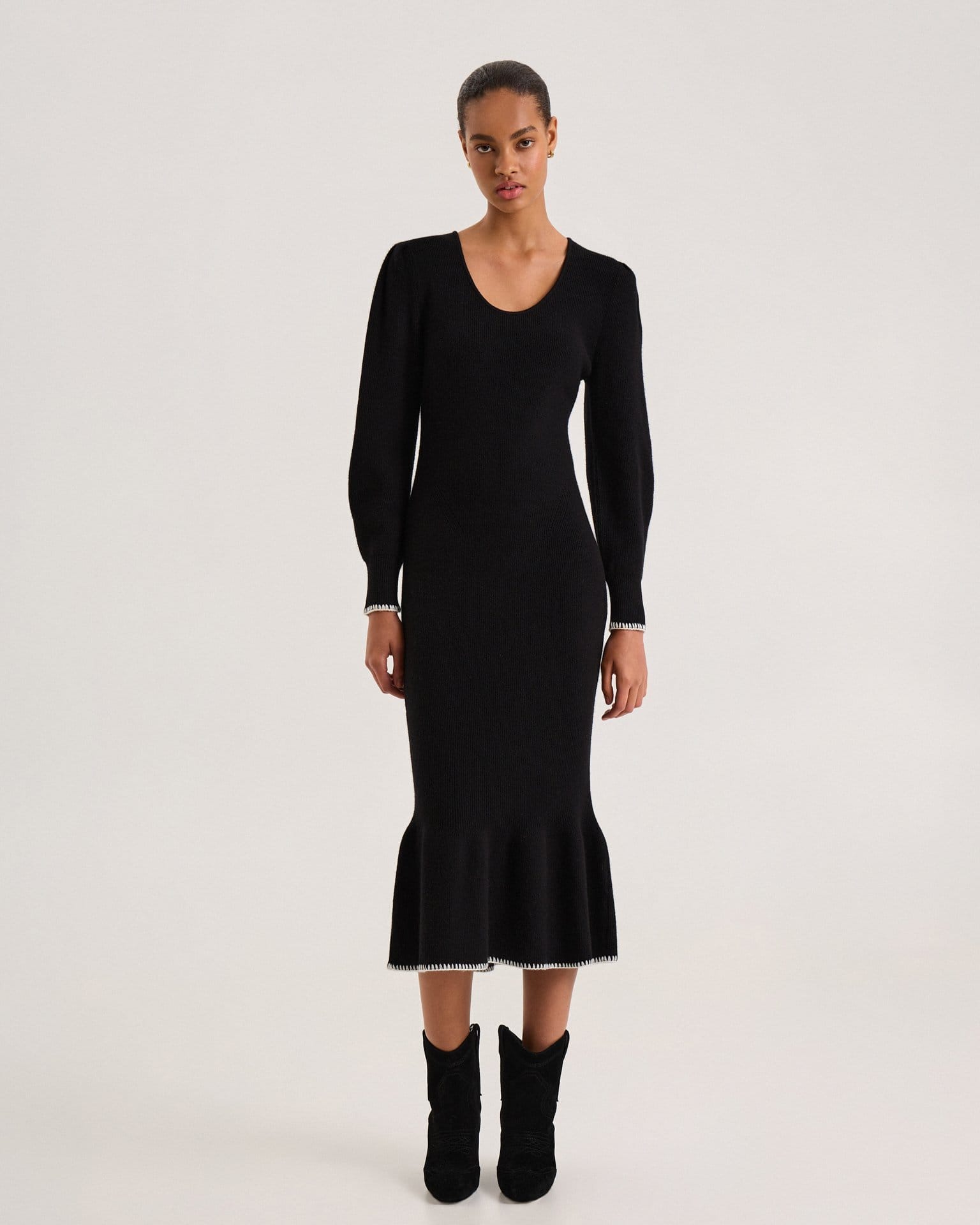 Платье с контрастной окантовкой