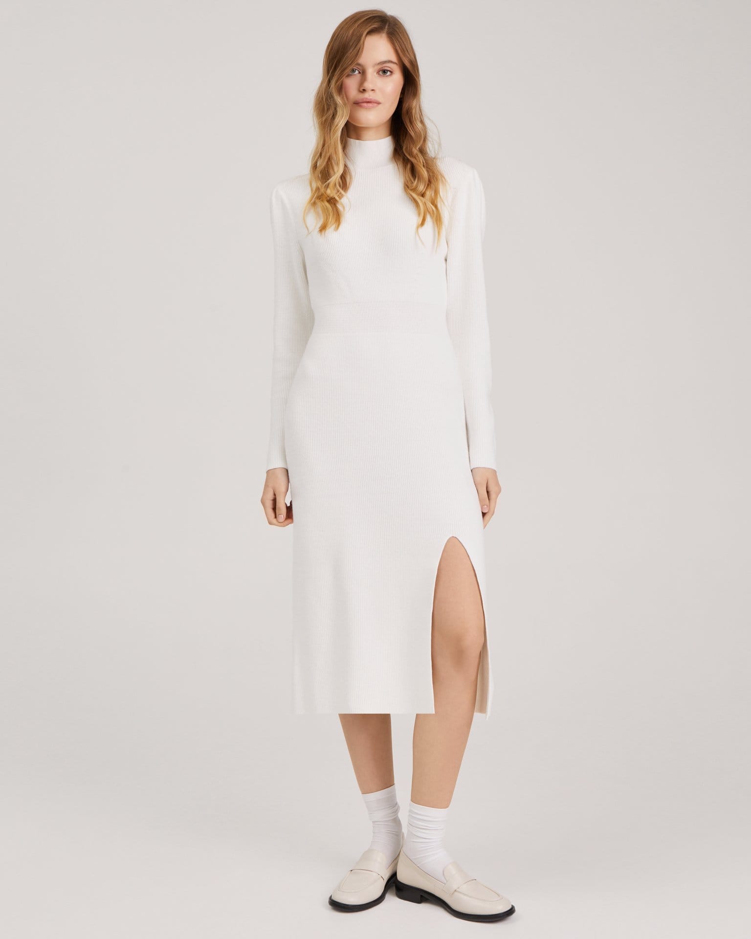 Трикотажное платье с разрезом