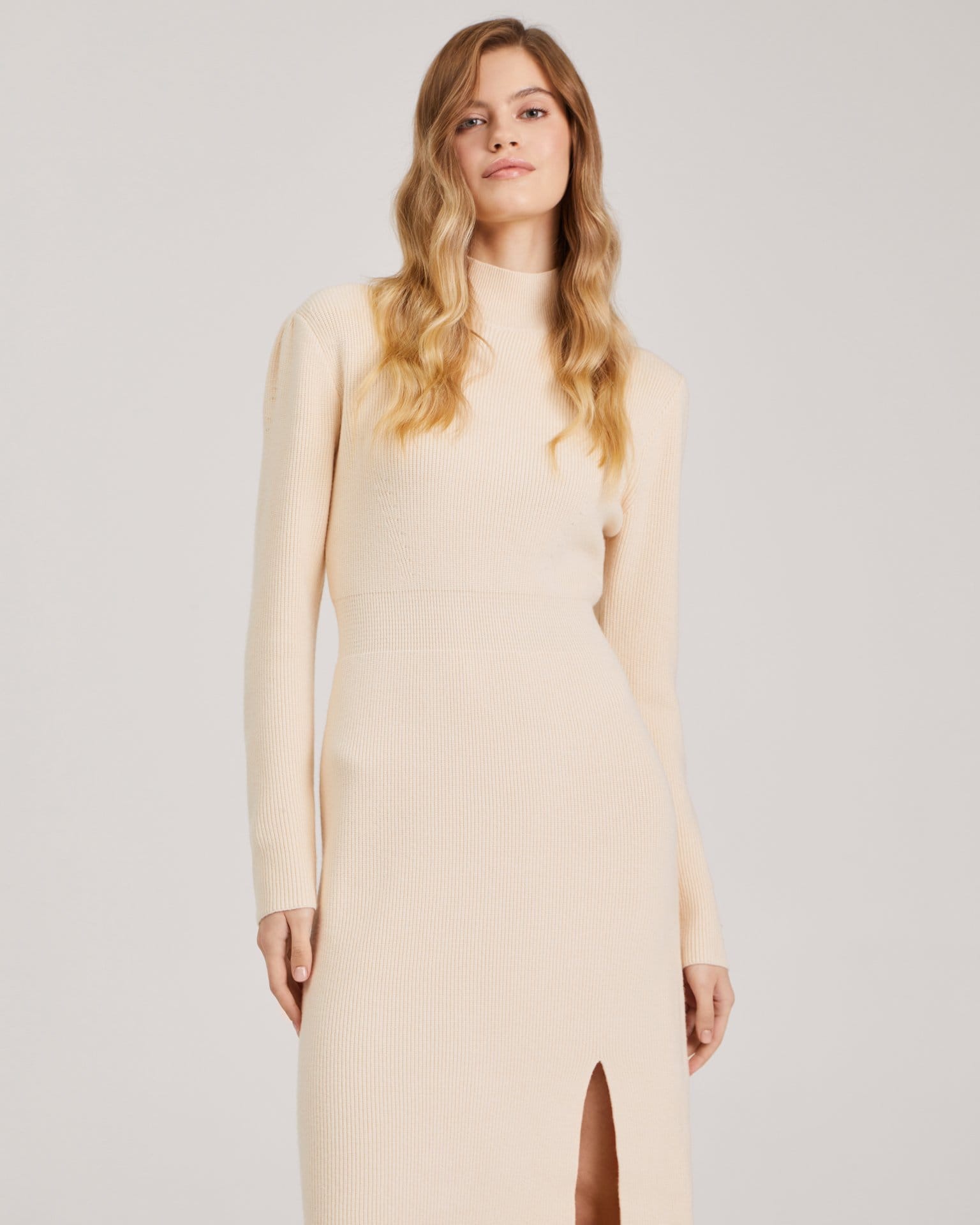 Трикотажное платье с разрезом