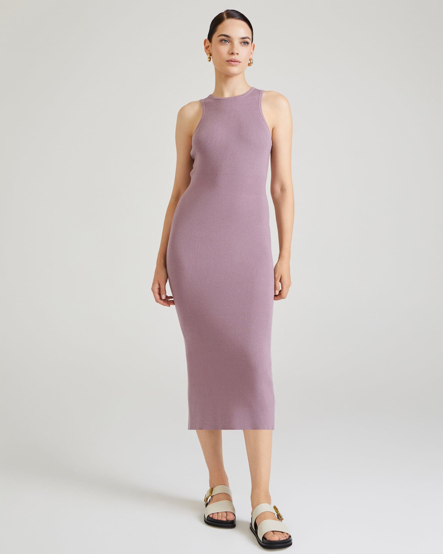 Пудровое платье без рукавов