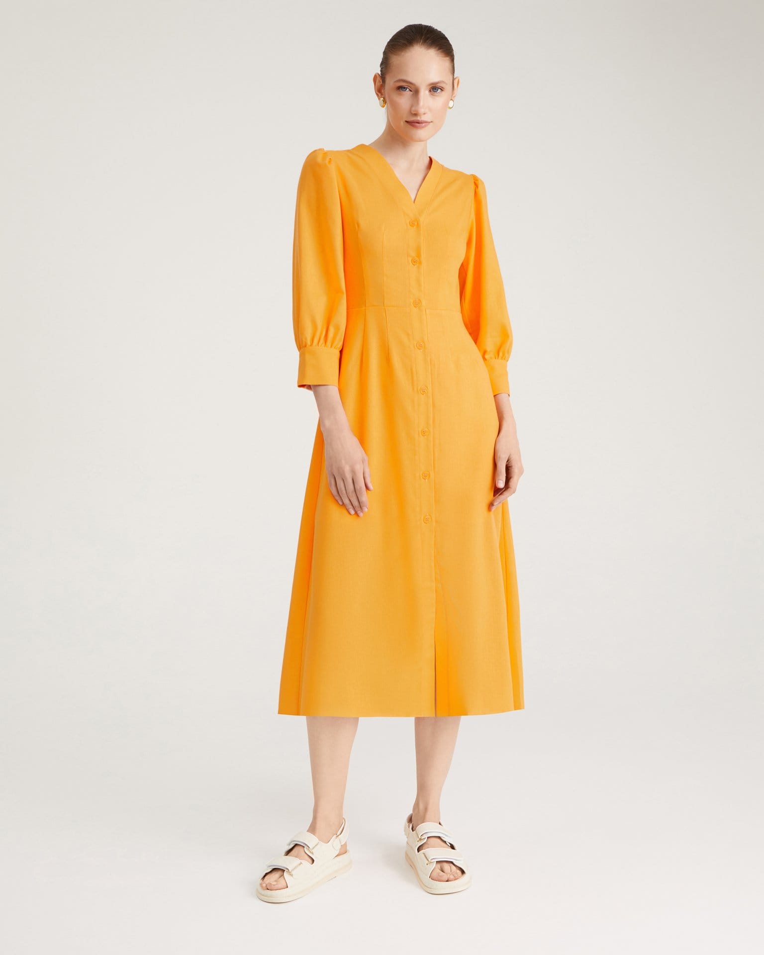 Приталенное платье миди