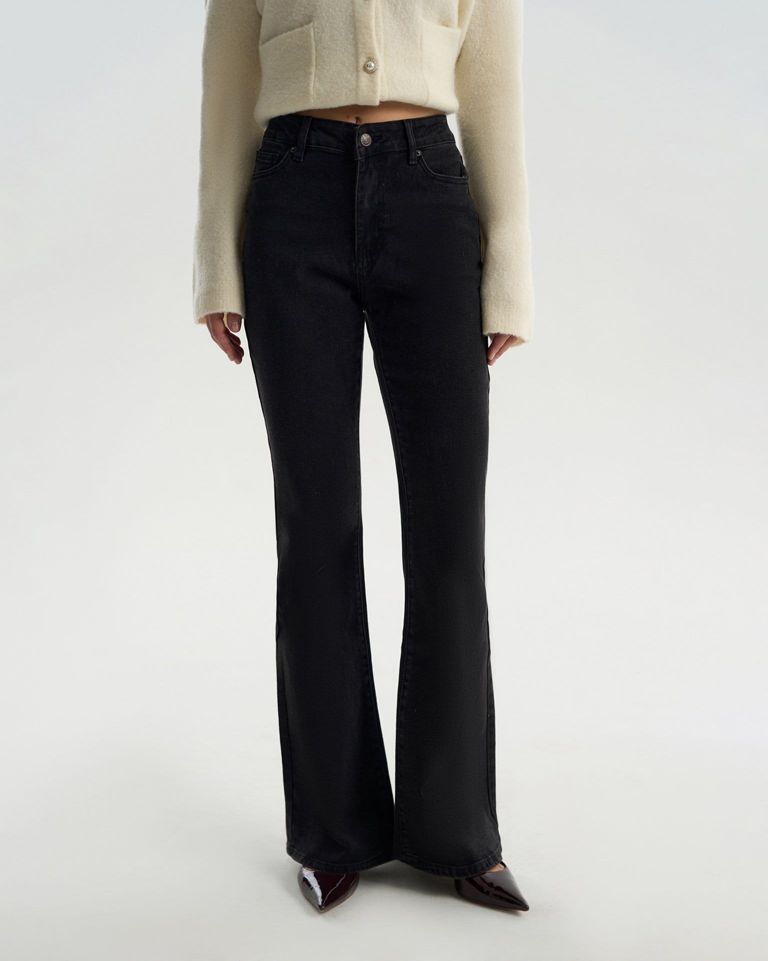 Расклешенные джинсы в черном цвете