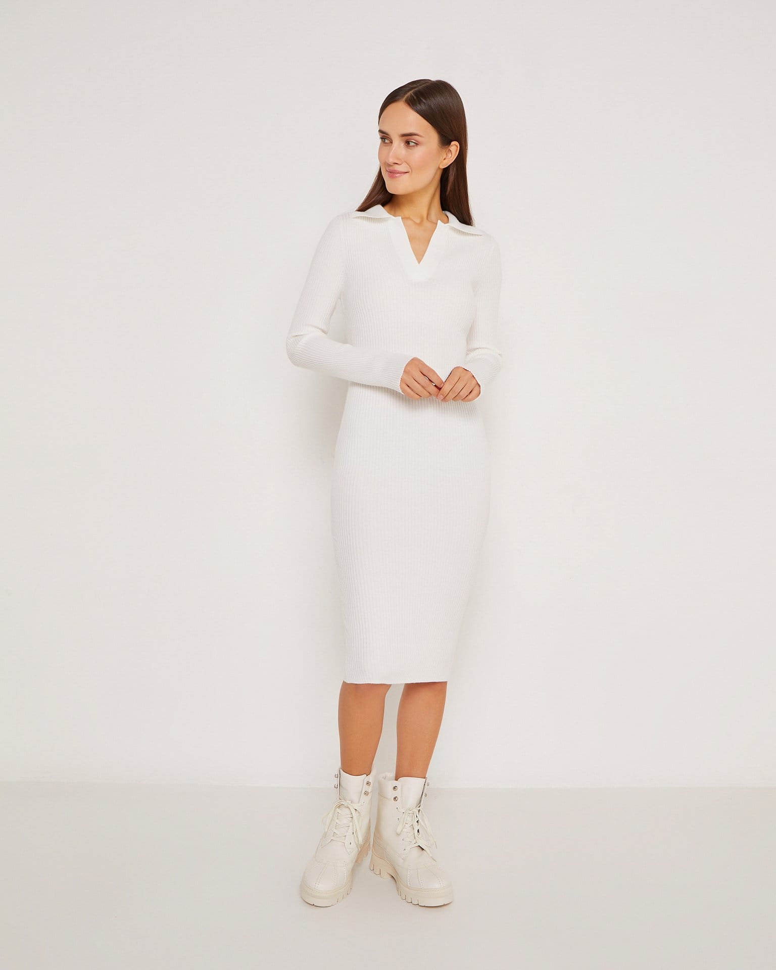 Платье с V-образным вырезом в белом цвете