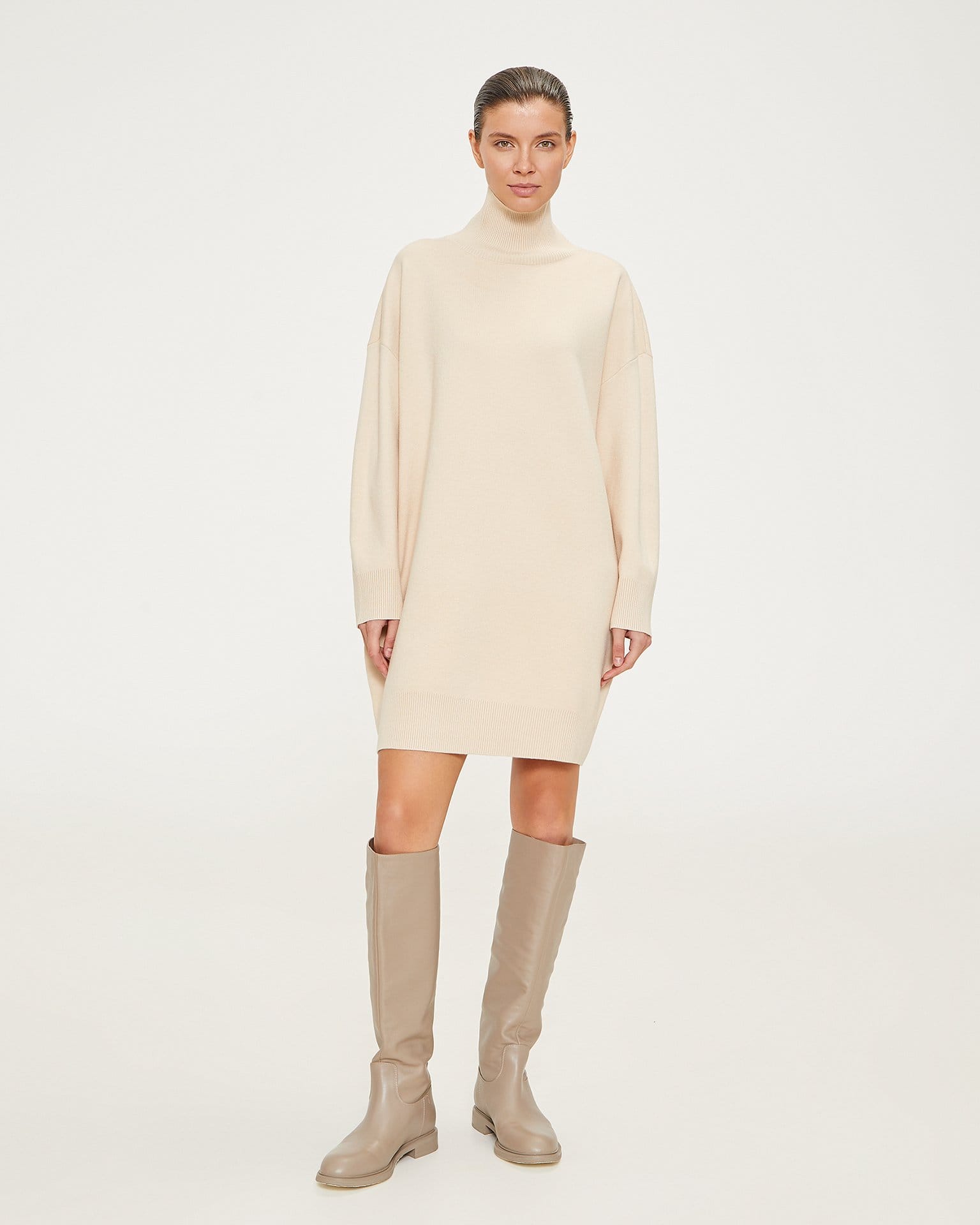 Платье-кокон в бежевом цвете