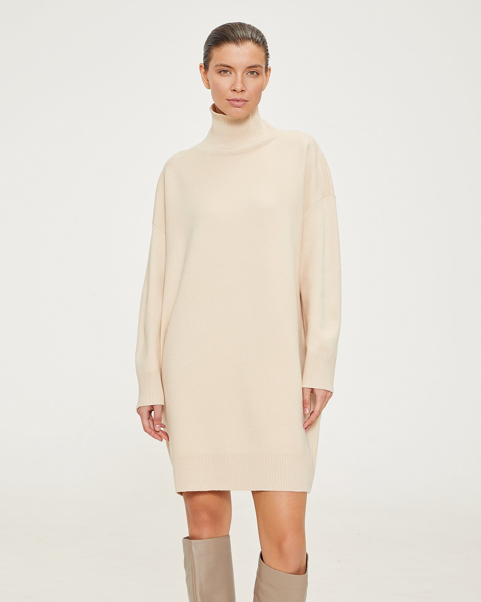 Платье-кокон в бежевом цвете