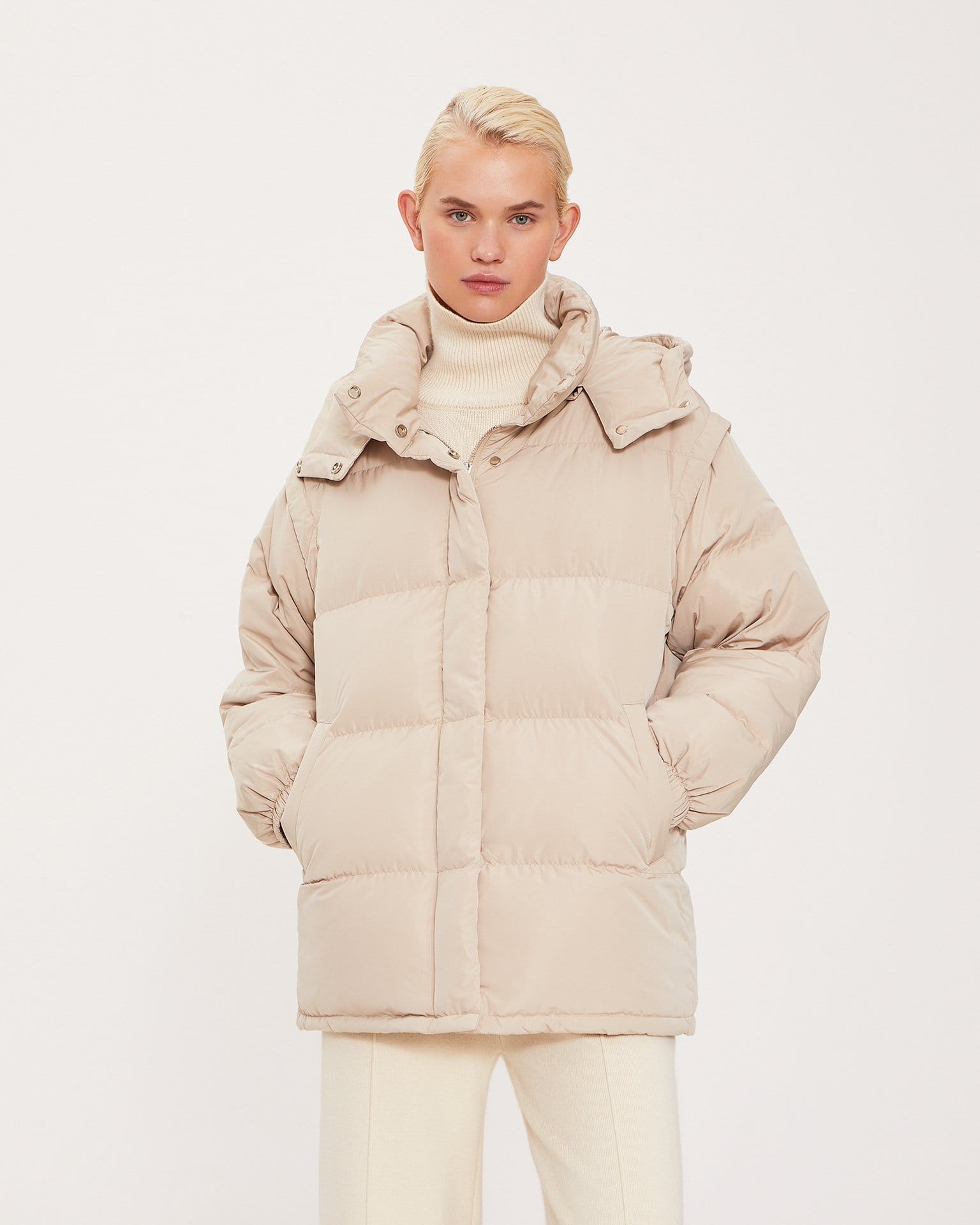 Удлиненная куртка в бежевом цвете