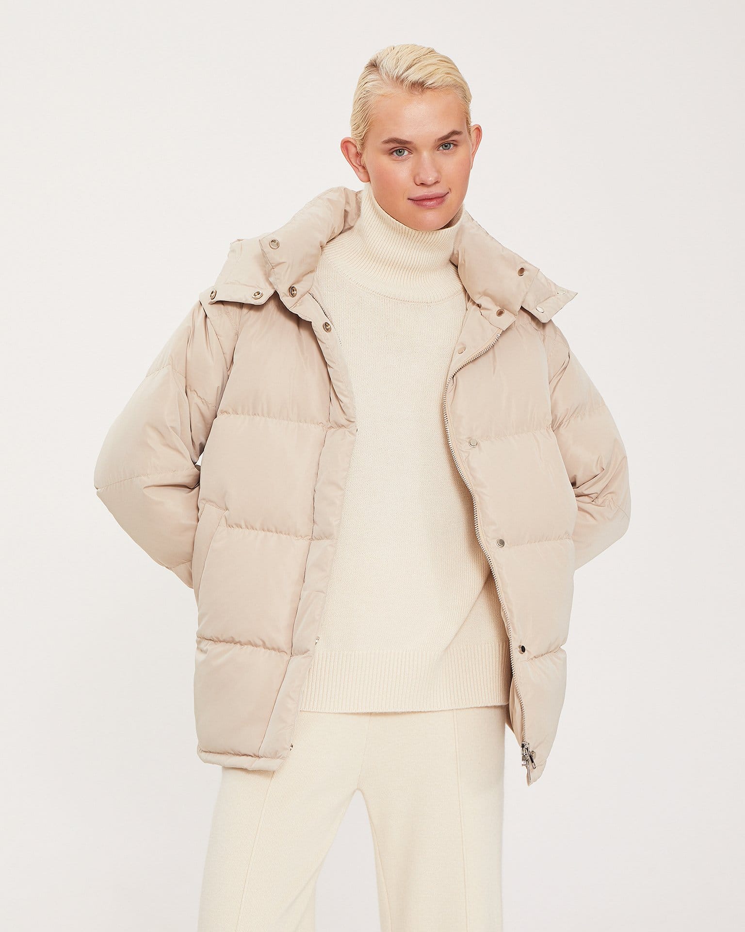 Удлиненная куртка в бежевом цвете