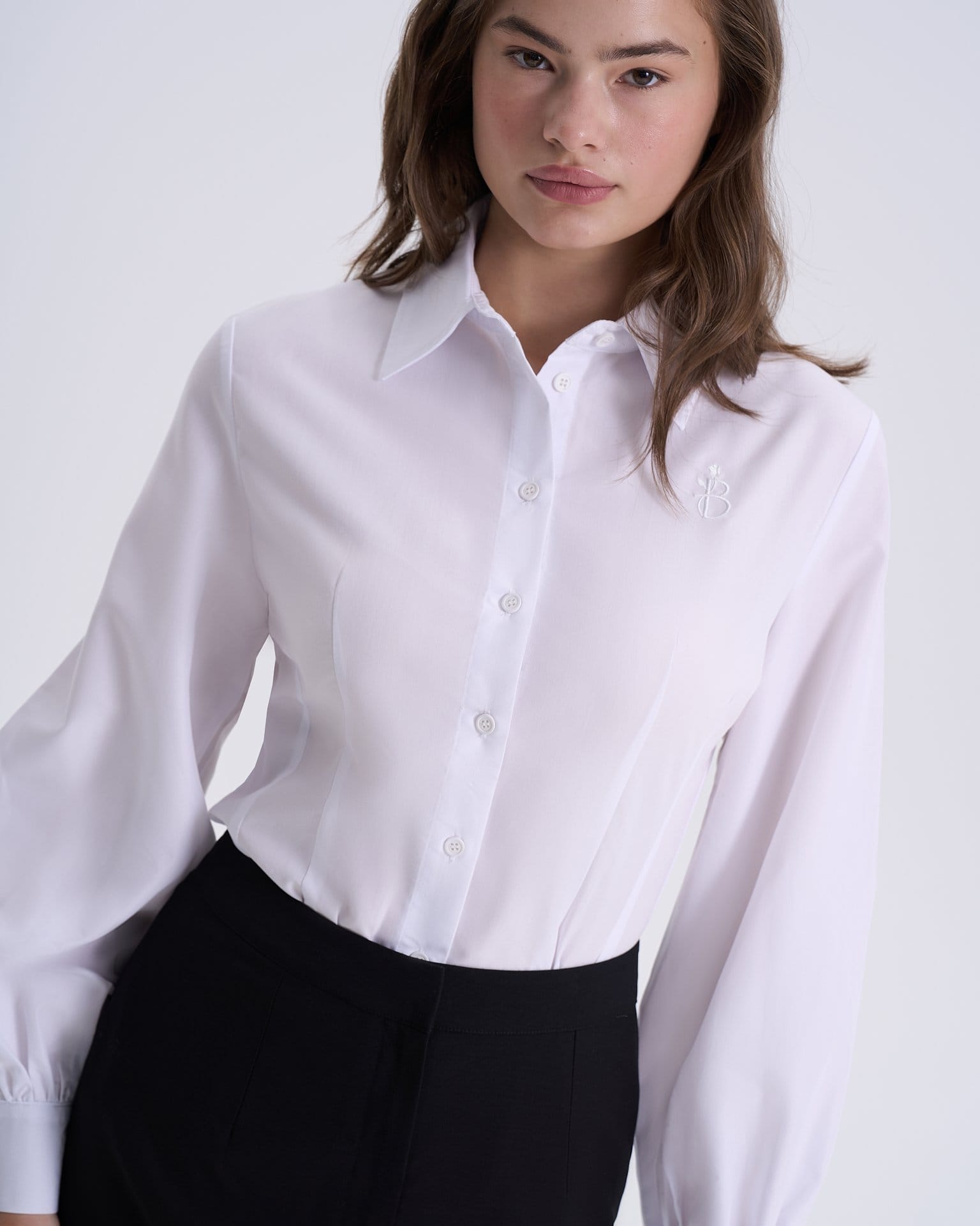 Приталенная рубашка в белом цвете
