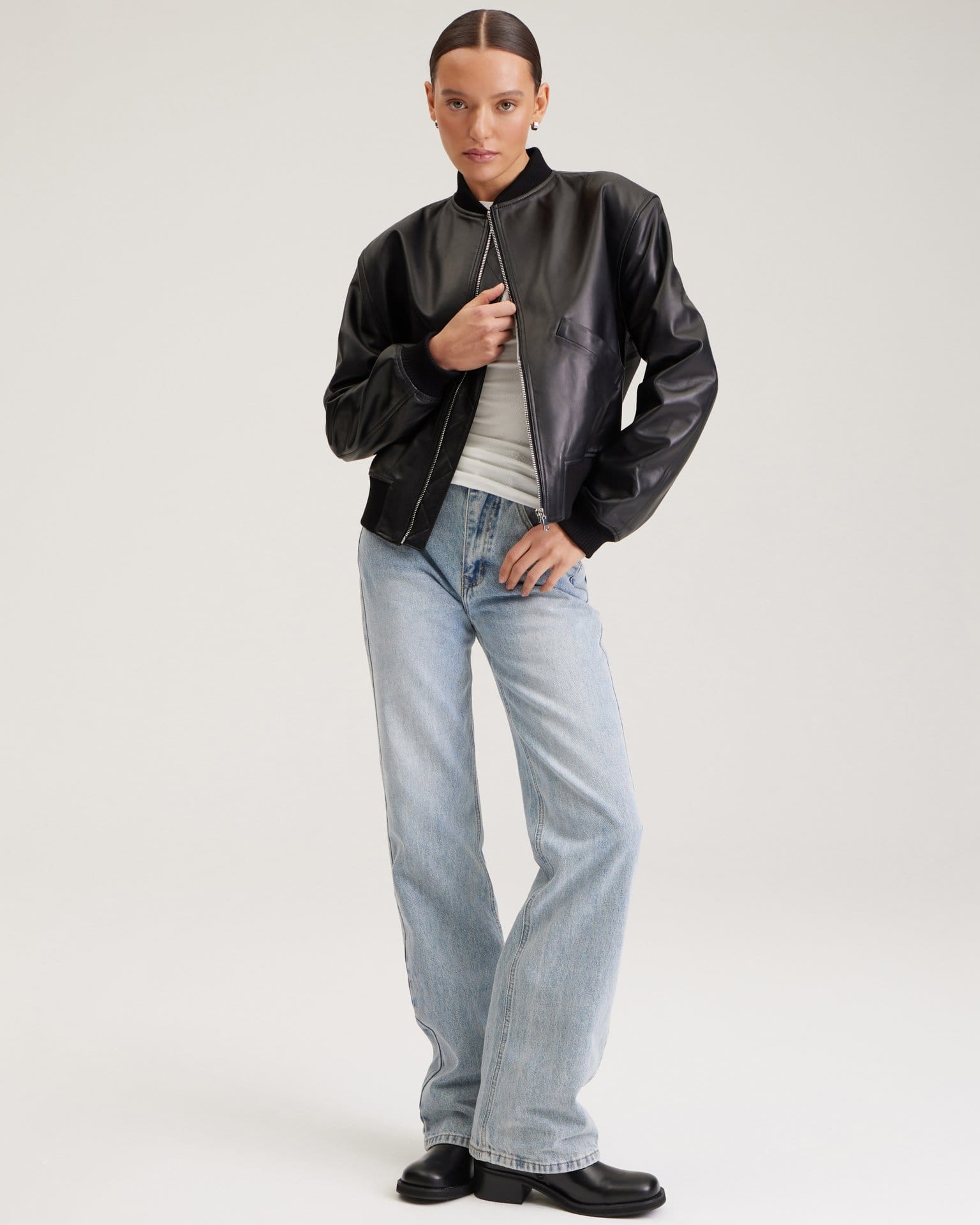 Кожаный бомбер в черном цвете