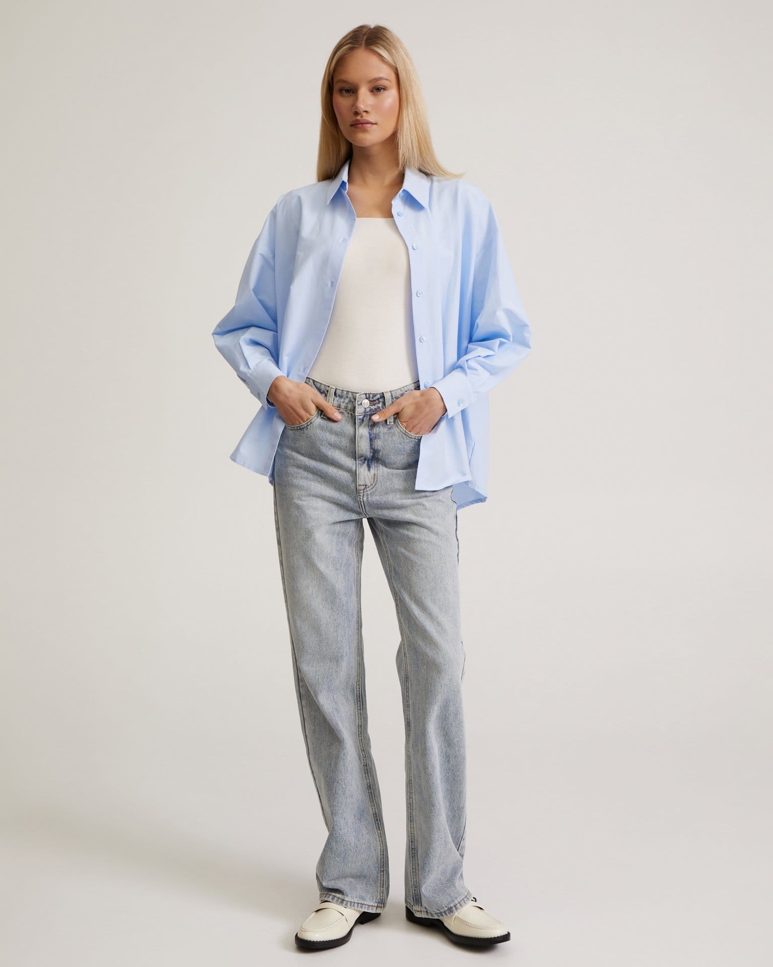 Прямые джинсы в серо-голубом цвете