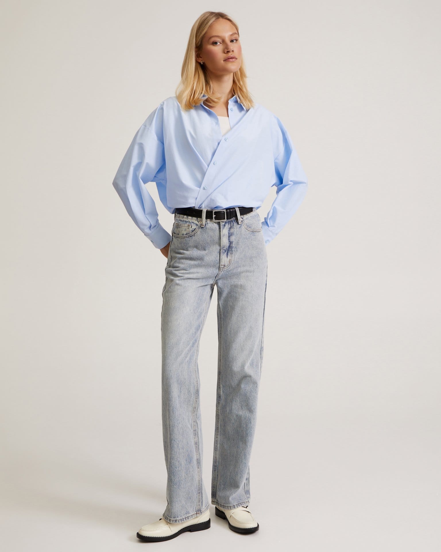 Прямые джинсы в серо-голубом цвете