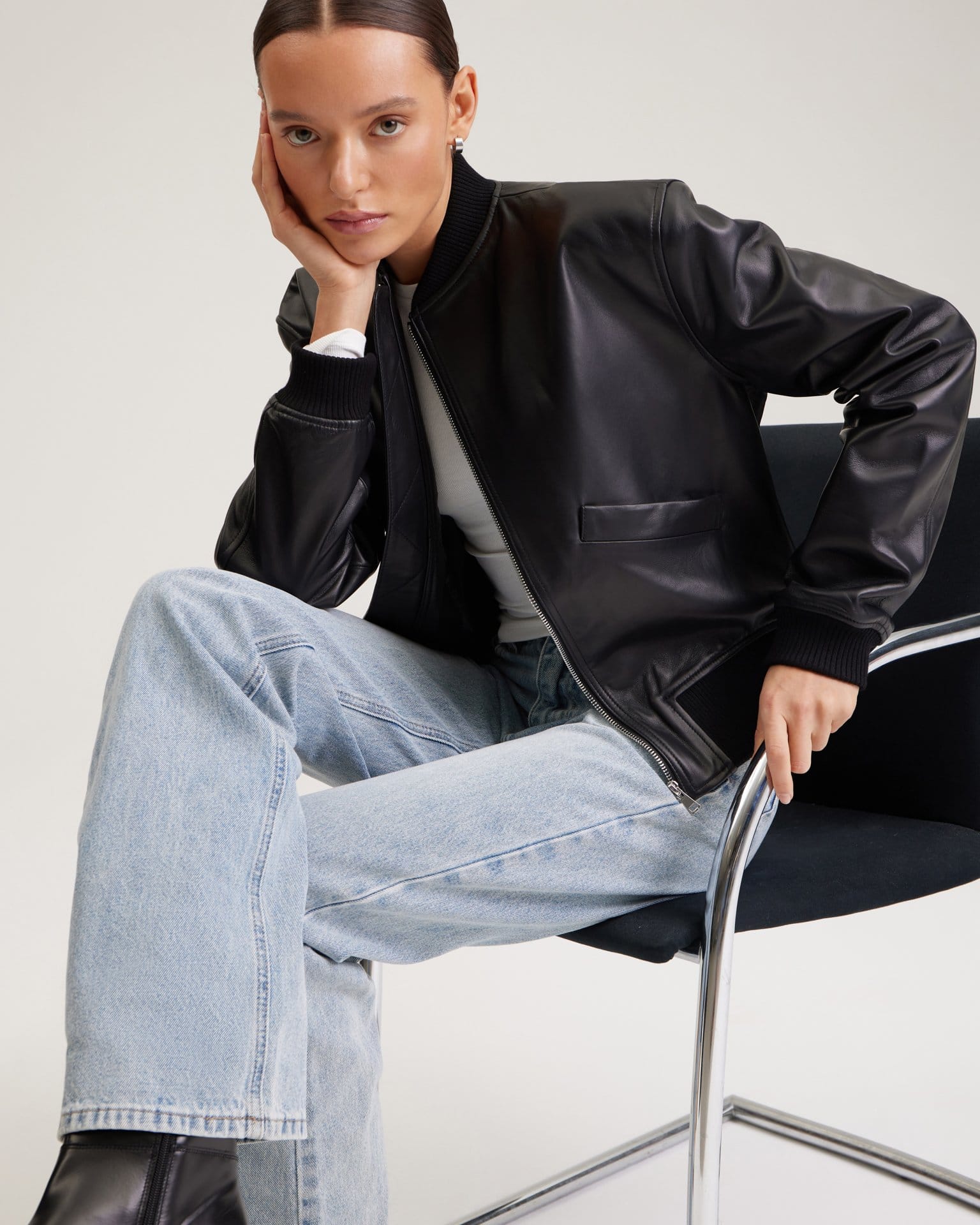 Кожаный бомбер в черном цвете