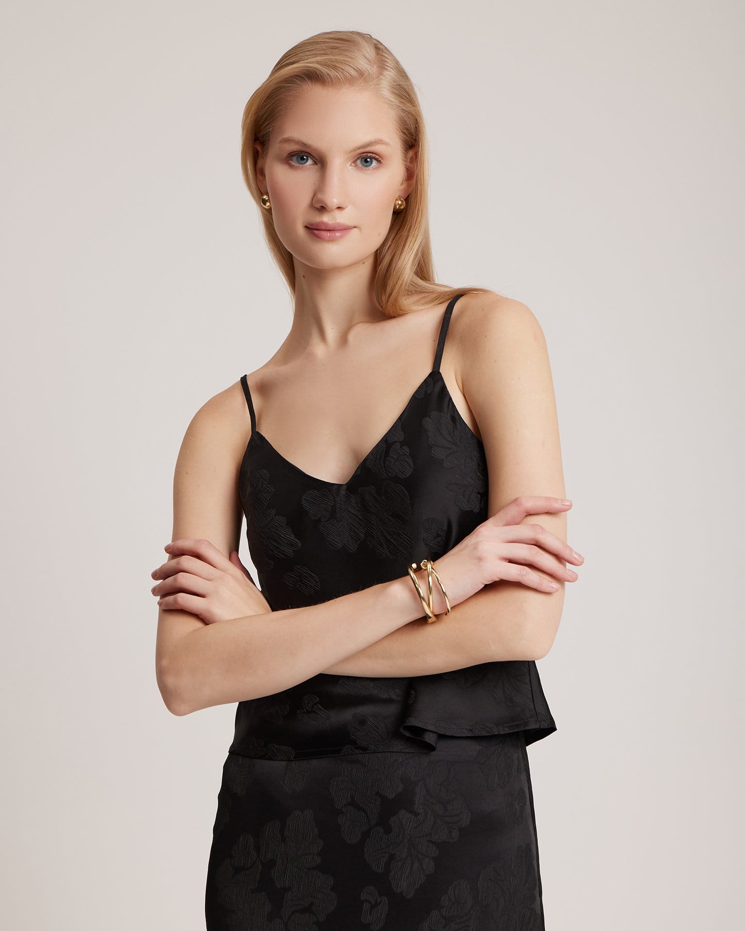 Топ на тонких бретелях в черном цвете