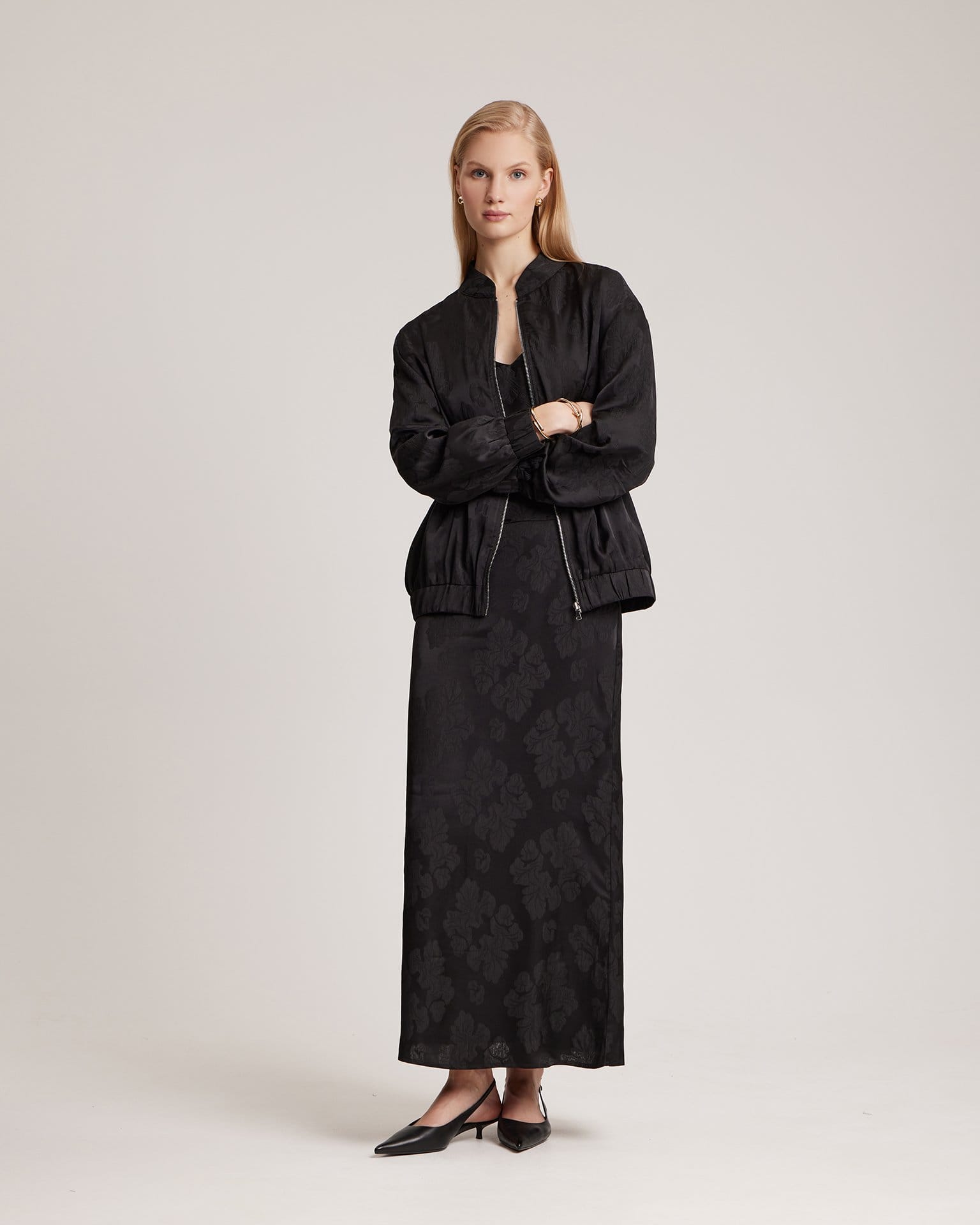 Топ на тонких бретелях в черном цвете