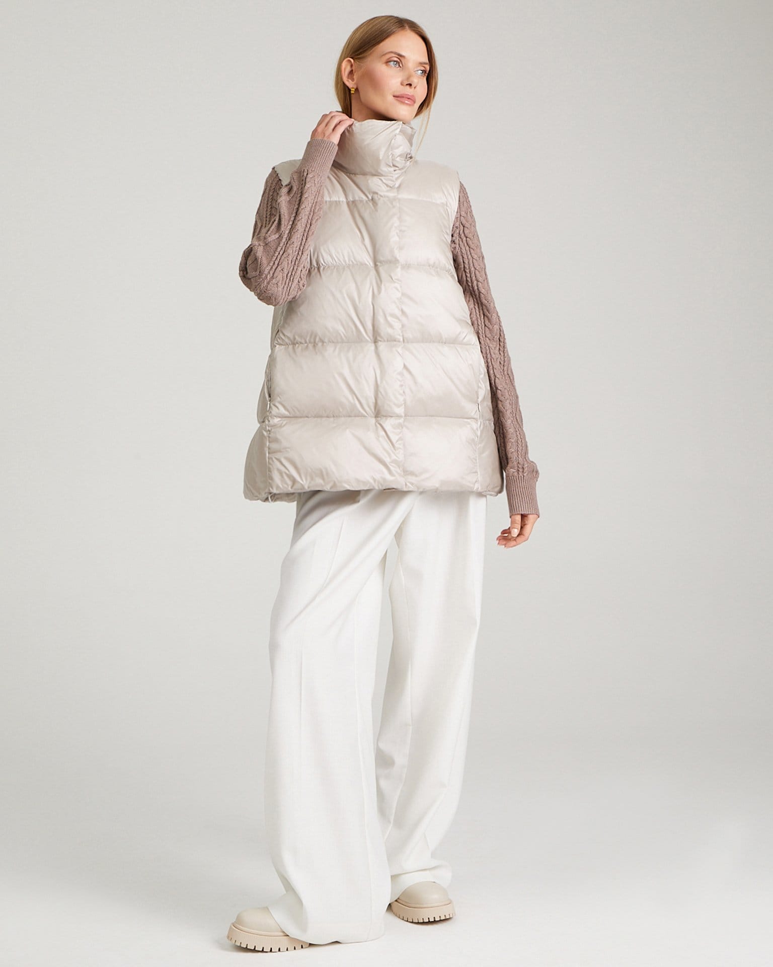 Утепленный жилет с воротником-стойкой