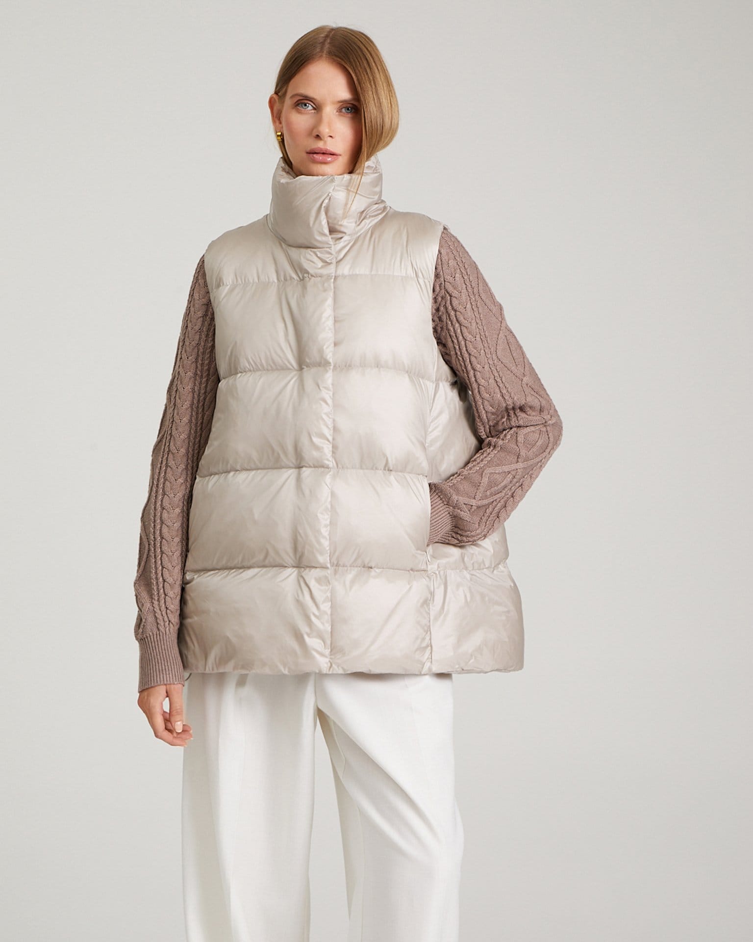 Утепленный жилет с воротником-стойкой