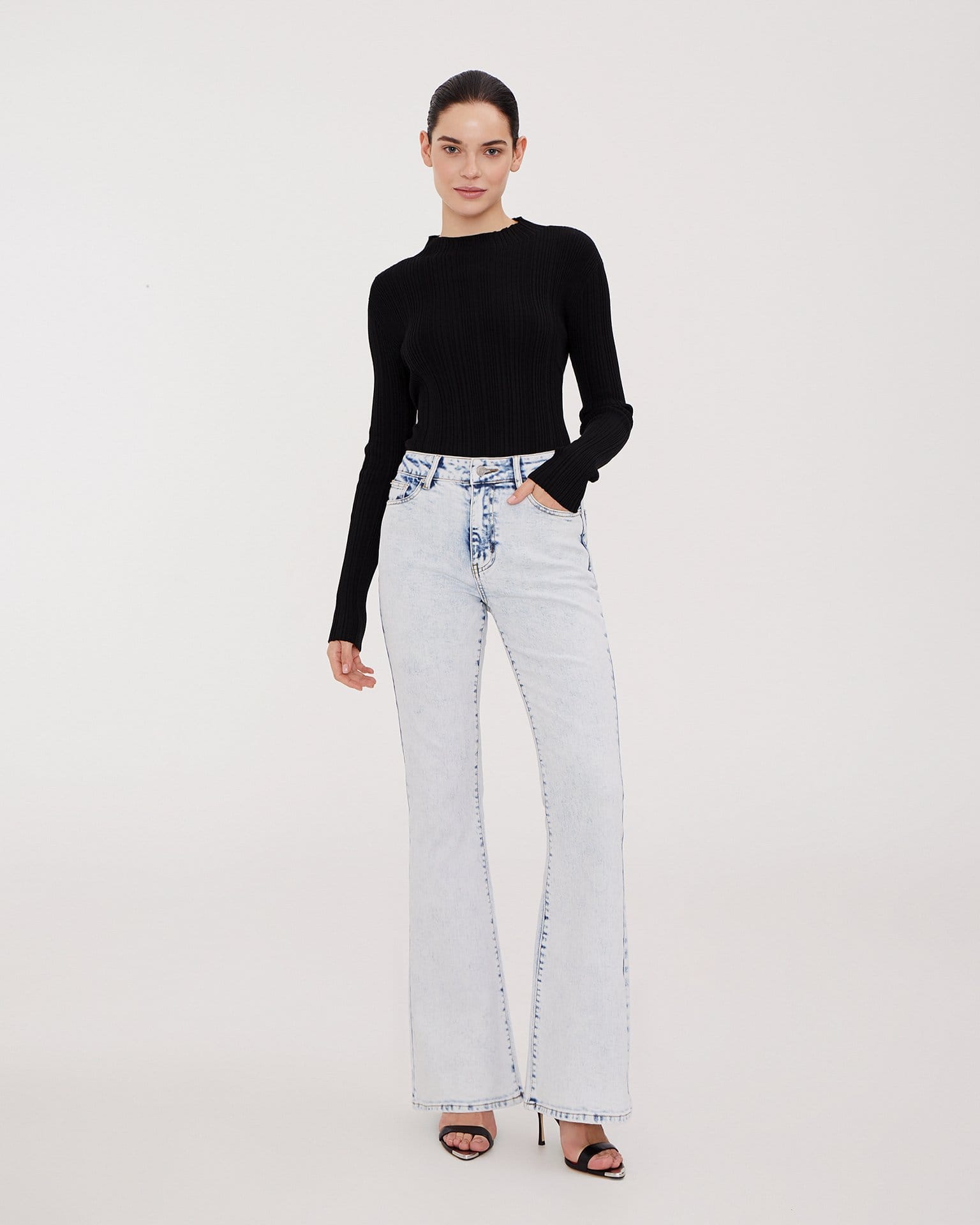 Расклешенные джинсы в светло-голубом цвете