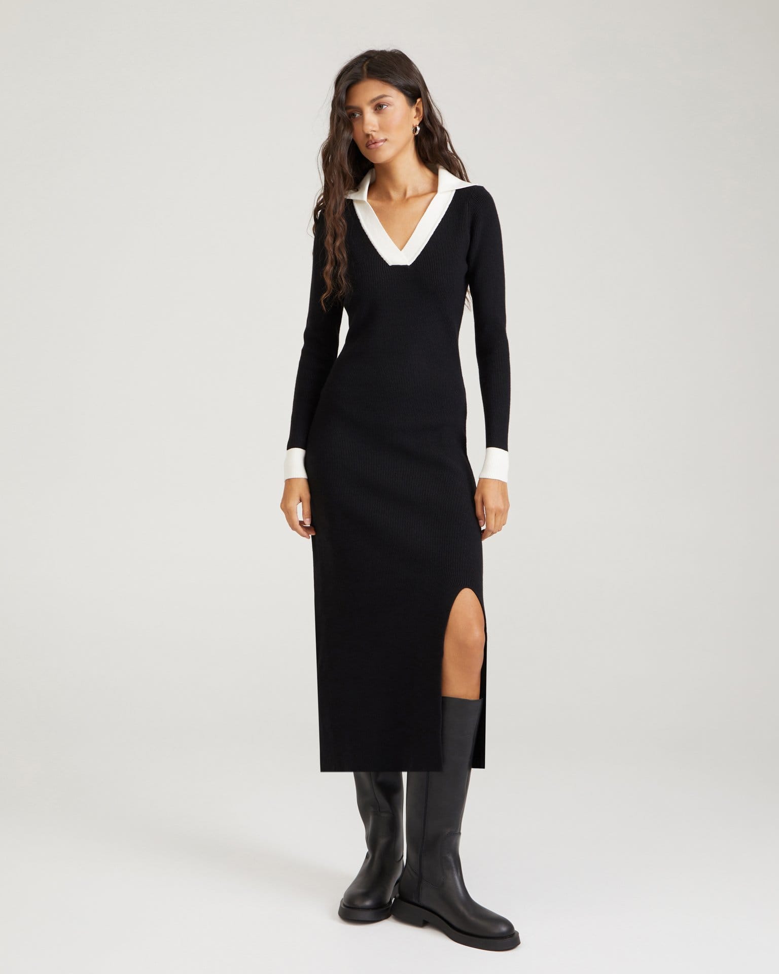 Трикотажное платье с разрезом