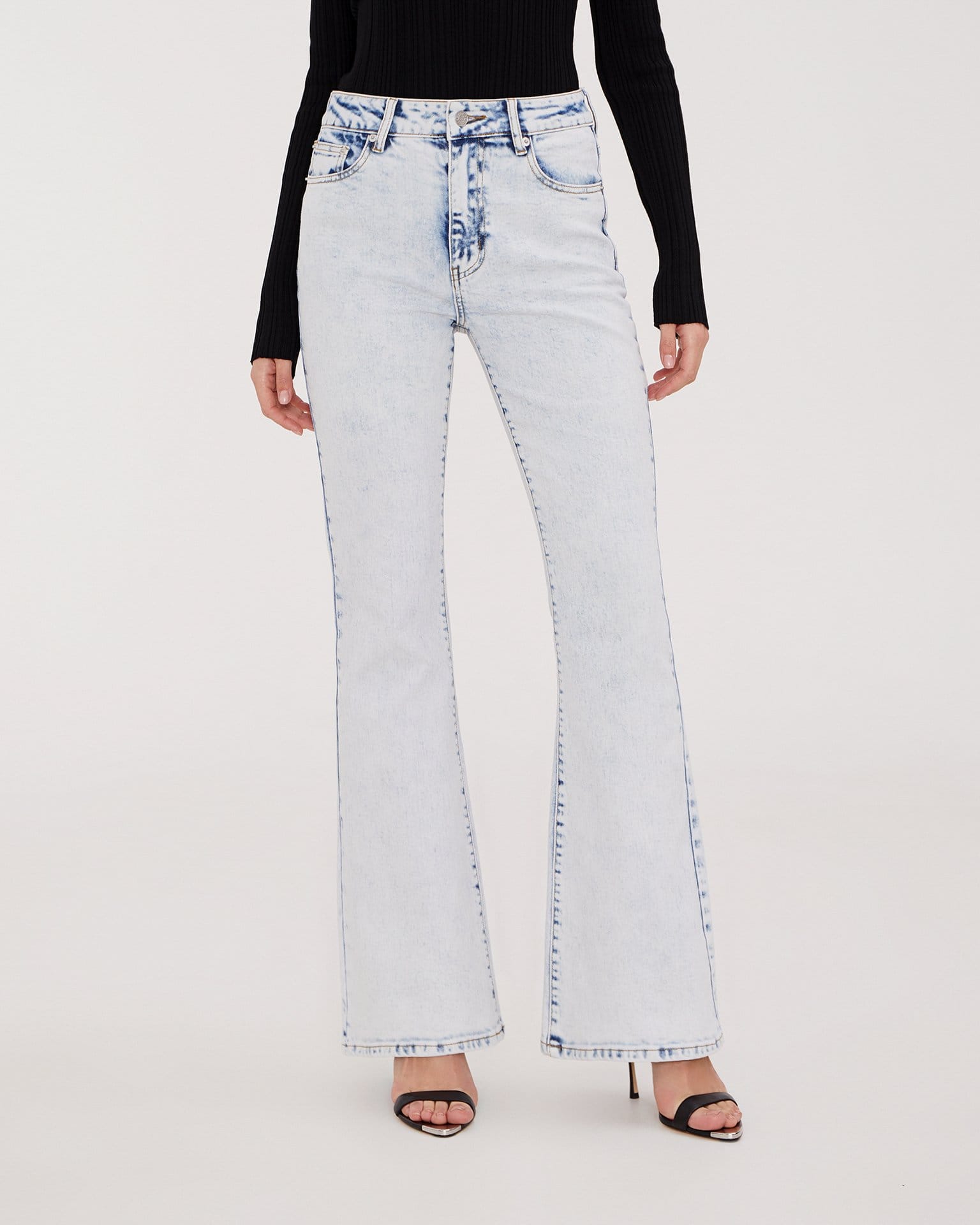 Расклешенные джинсы в светло-голубом цвете