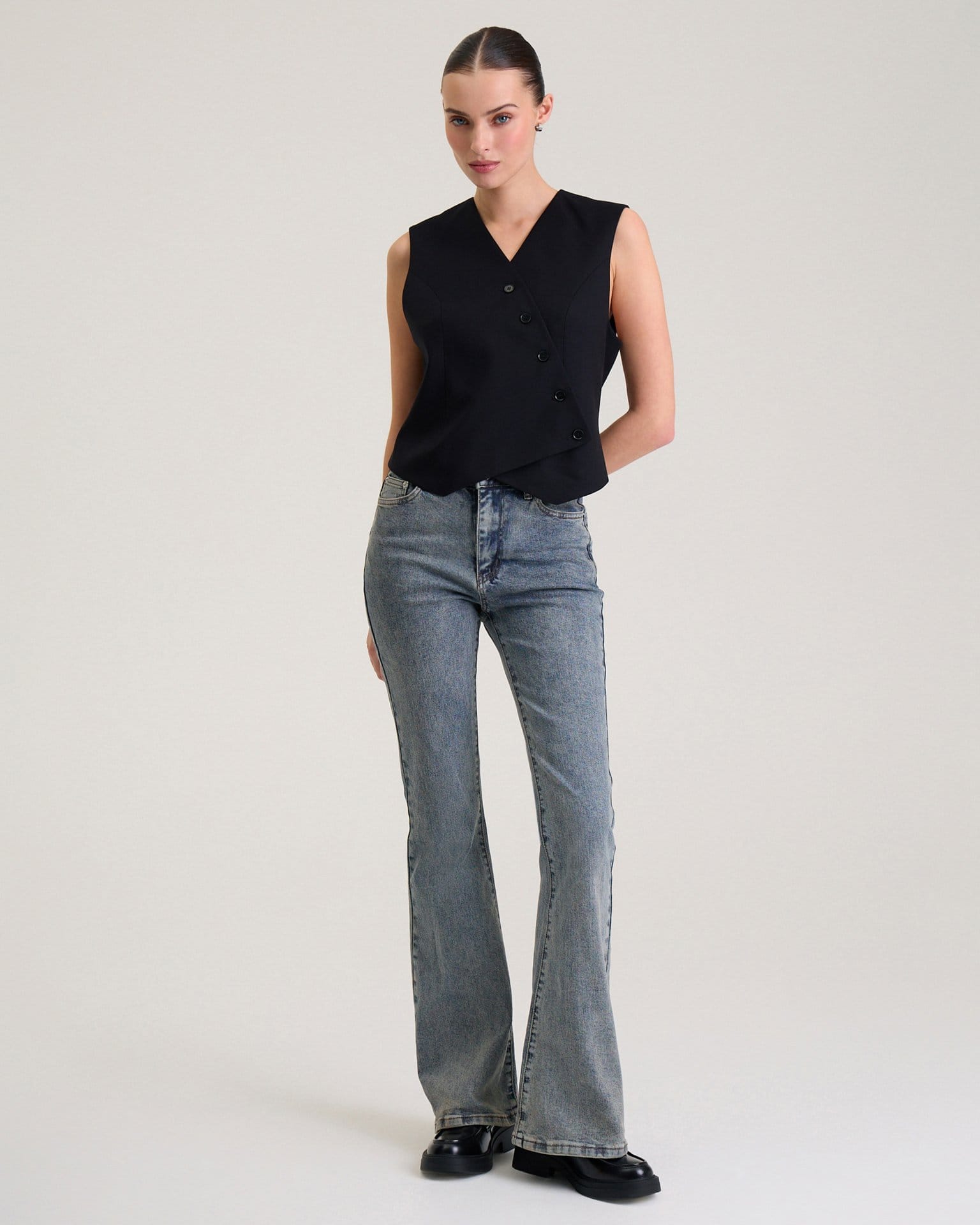 Расклешенные джинсы в пыльно-голубом цвете