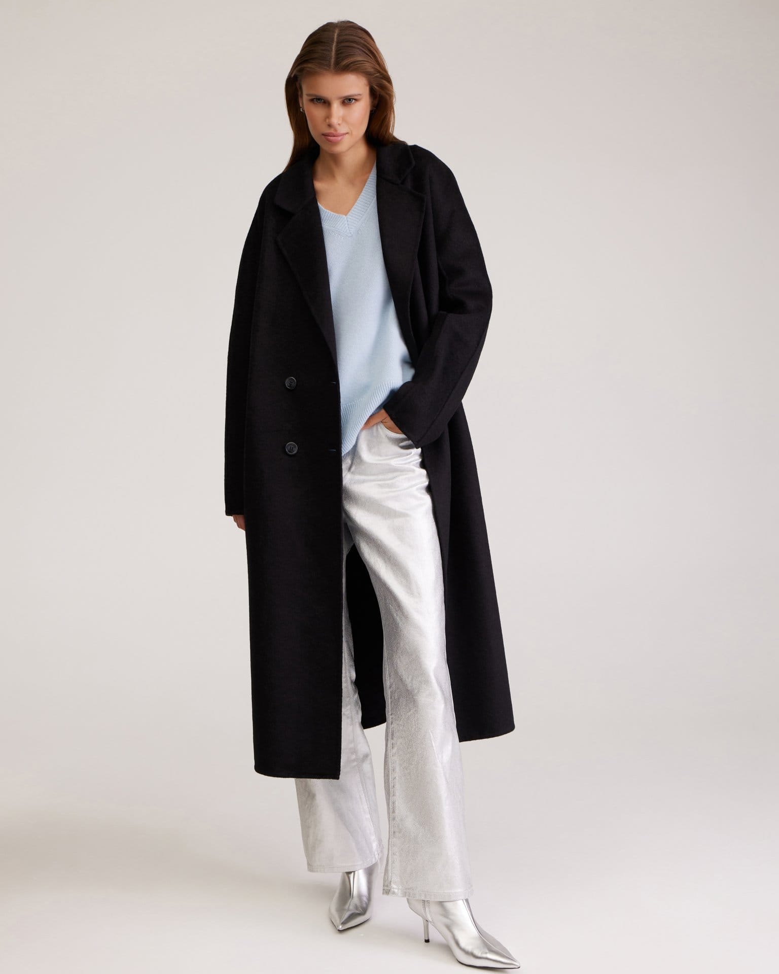 Черное двубортное пальто